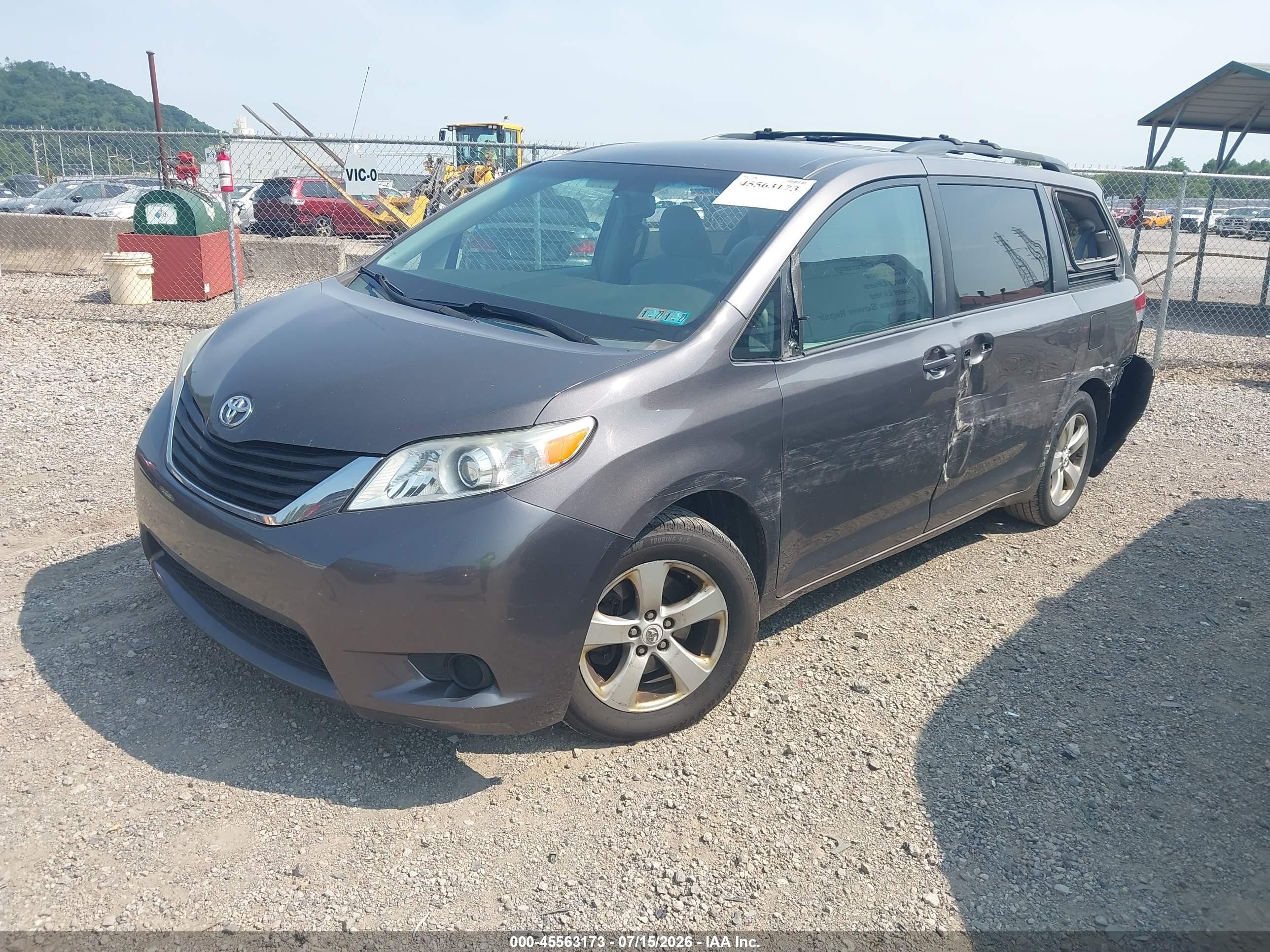 2011 Toyota Sienna Le V6 Gray vin: 5TDKK3DC5BS037070