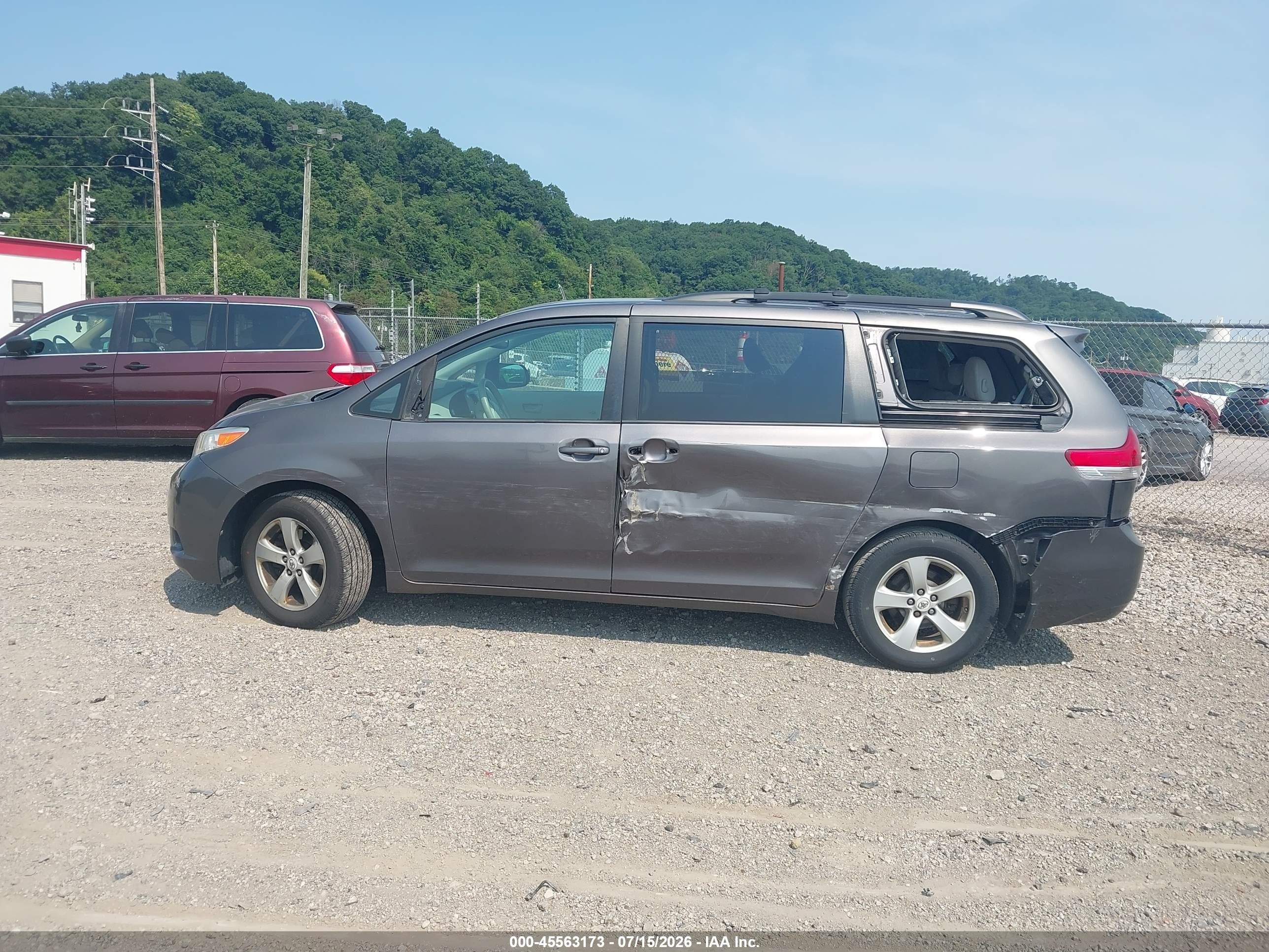 2011 Toyota Sienna Le V6 Gray vin: 5TDKK3DC5BS037070