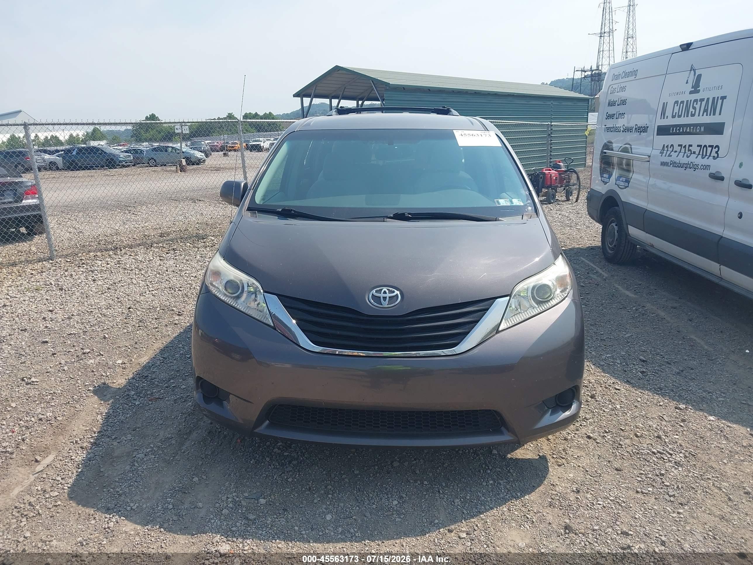 2011 Toyota Sienna Le V6 Gray vin: 5TDKK3DC5BS037070