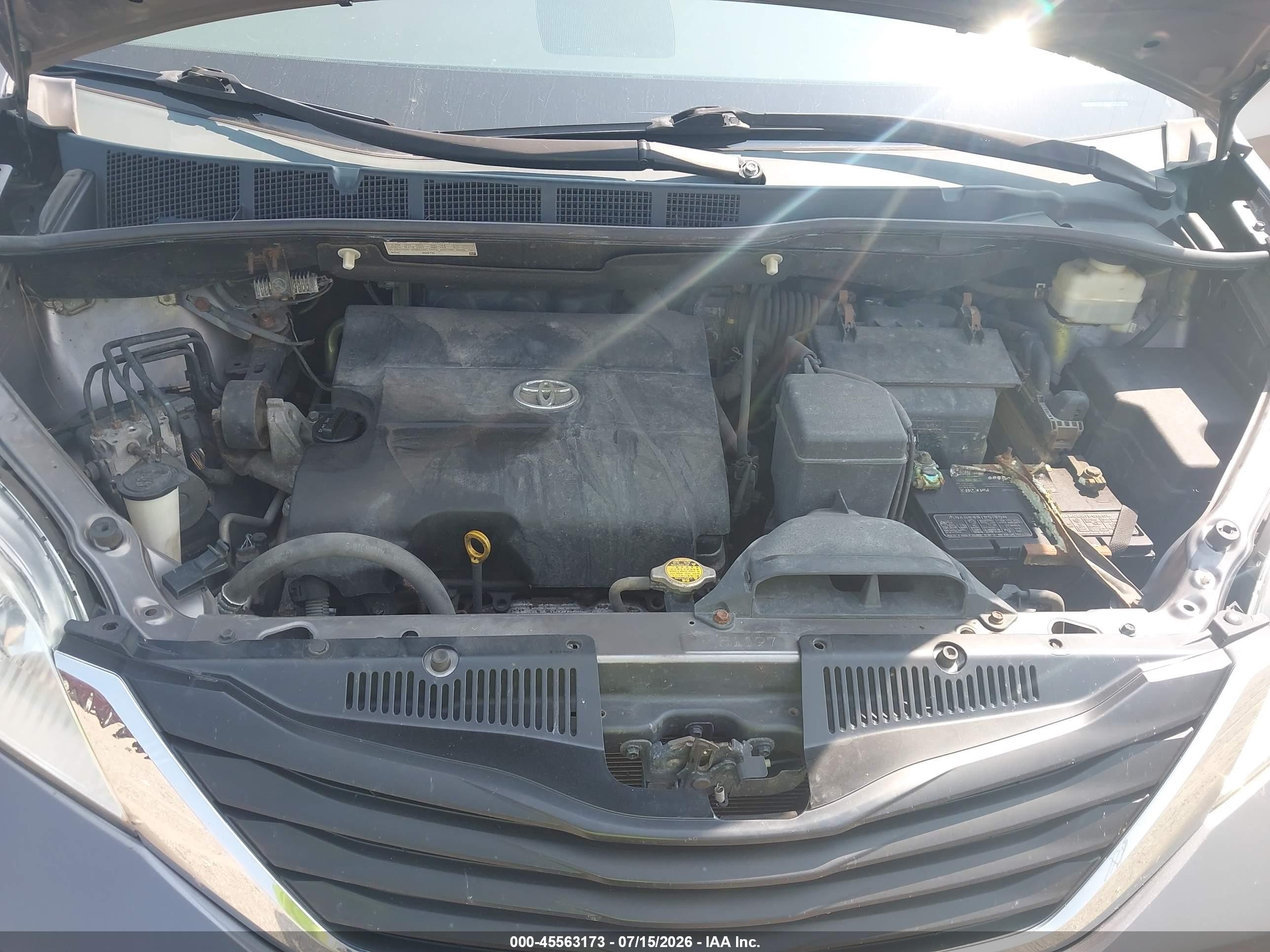 2011 Toyota Sienna Le V6 Gray vin: 5TDKK3DC5BS037070