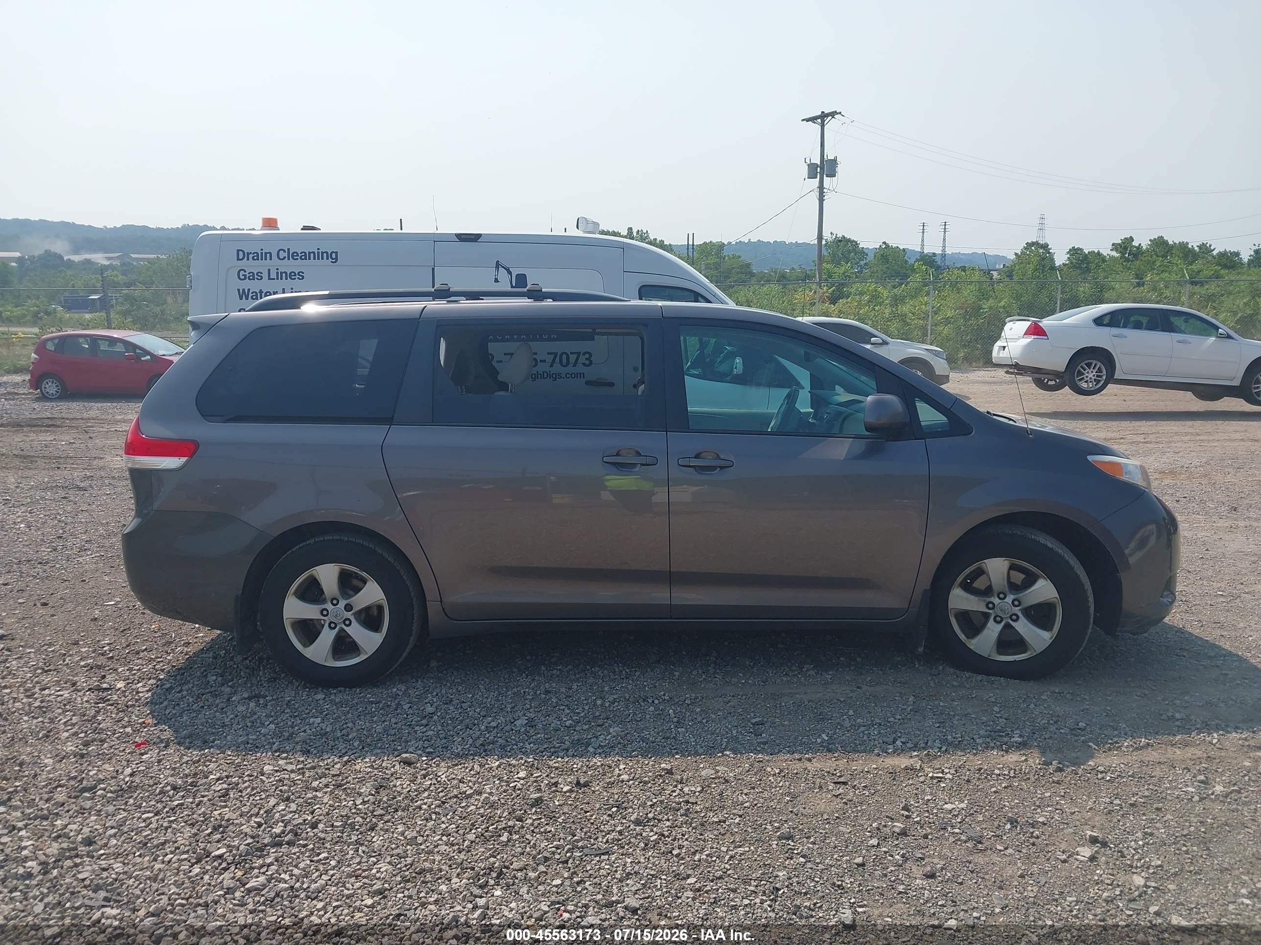 2011 Toyota Sienna Le V6 Gray vin: 5TDKK3DC5BS037070