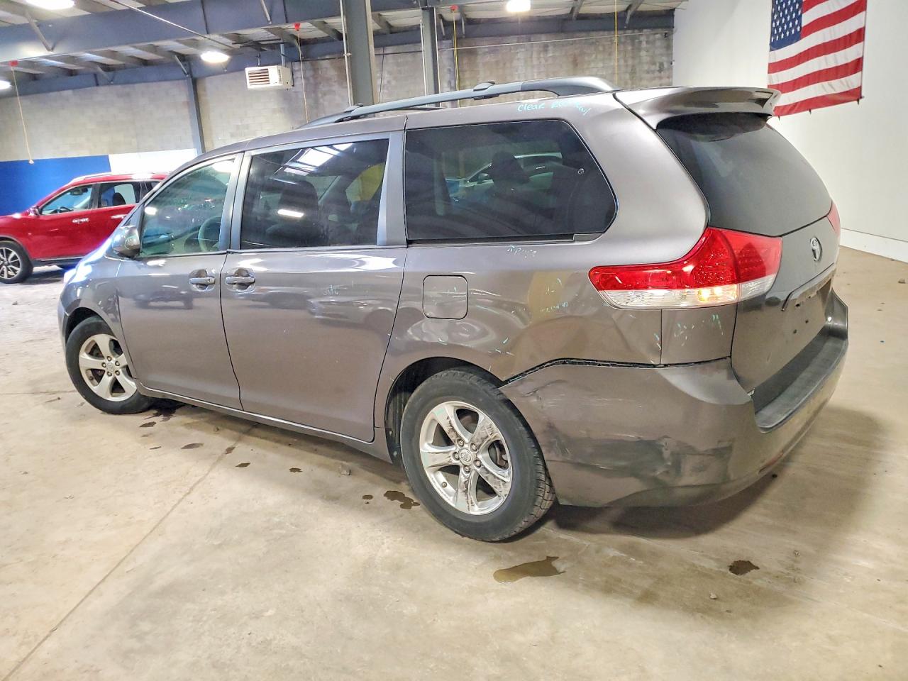 2011 Toyota Sienna Le Gray vin: 5TDKK3DC5BS044083