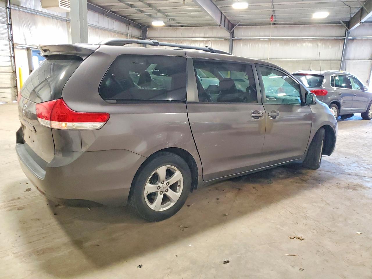 2011 Toyota Sienna Le Gray vin: 5TDKK3DC5BS044083