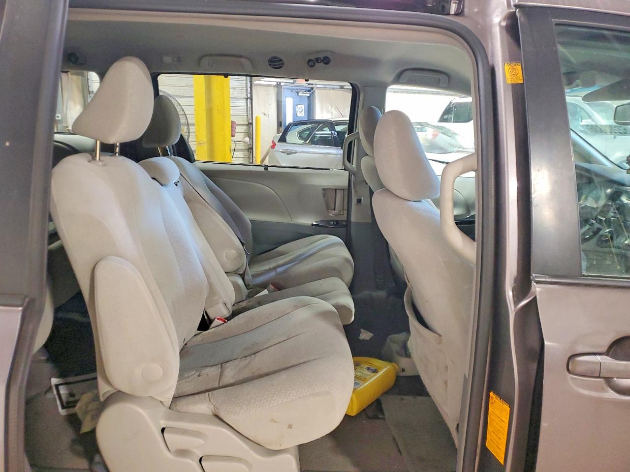 2011 Toyota Sienna Le Gray vin: 5TDKK3DC5BS044083
