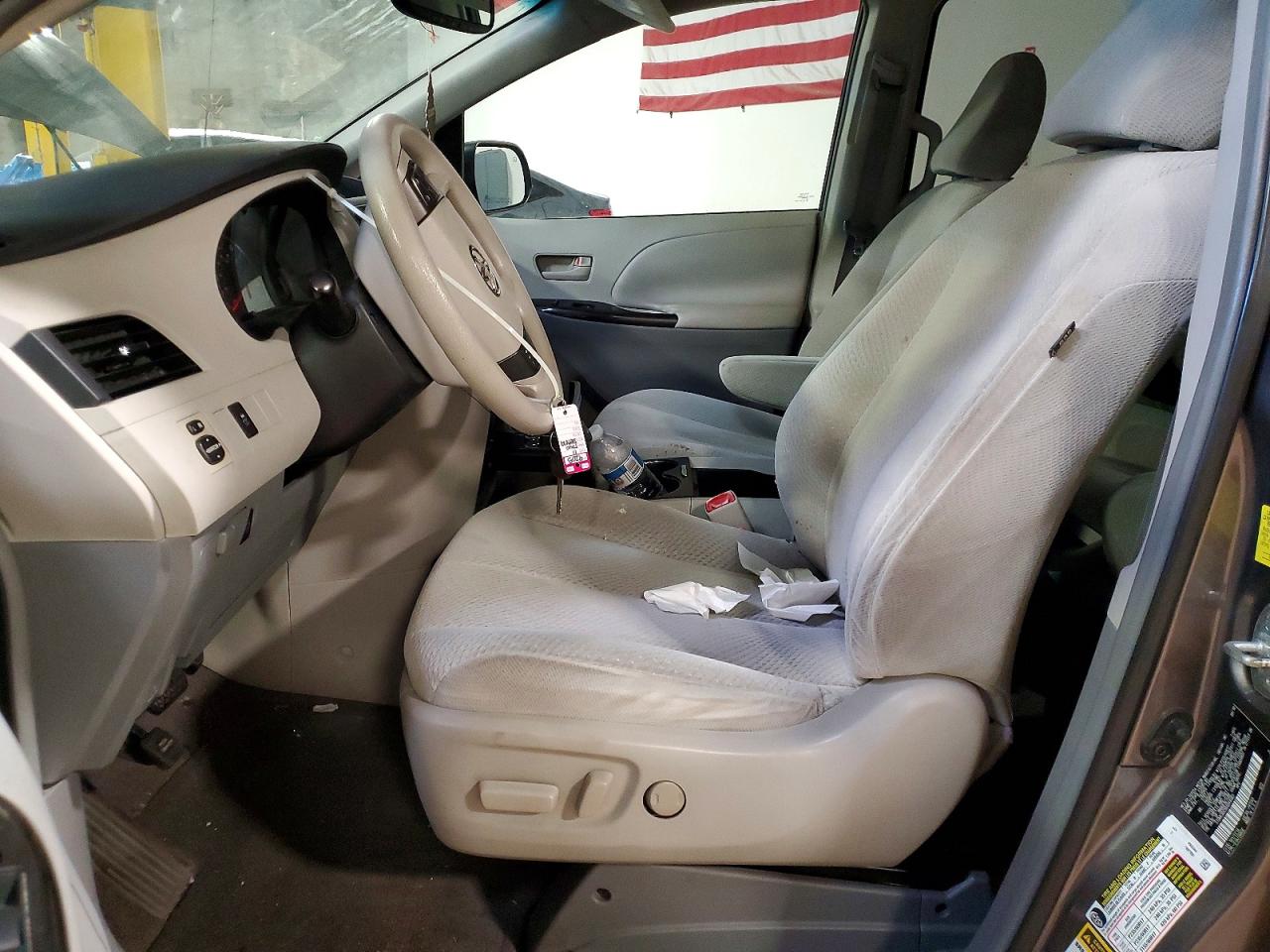 2011 Toyota Sienna Le Gray vin: 5TDKK3DC5BS044083