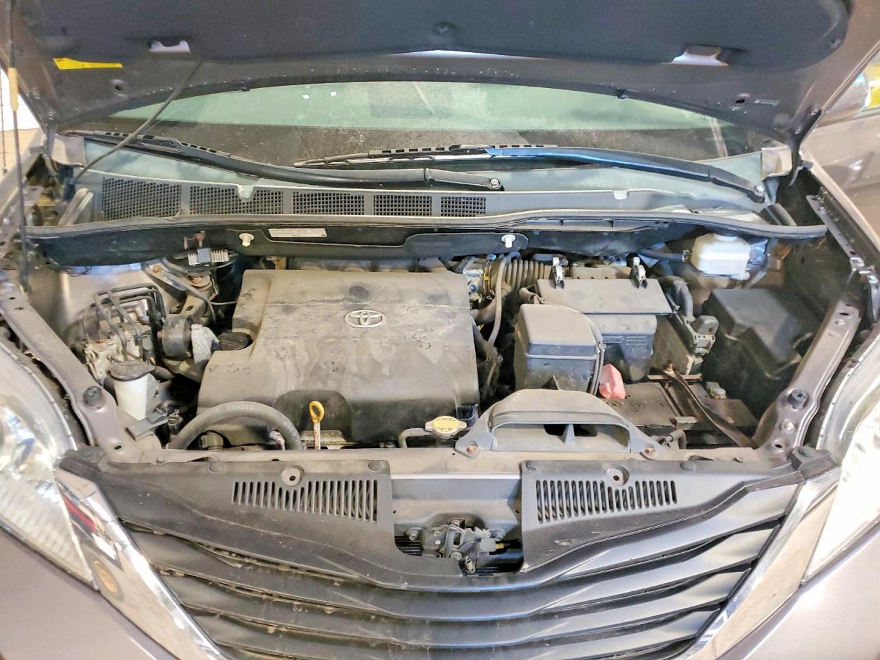 2011 Toyota Sienna Le Gray vin: 5TDKK3DC5BS044083