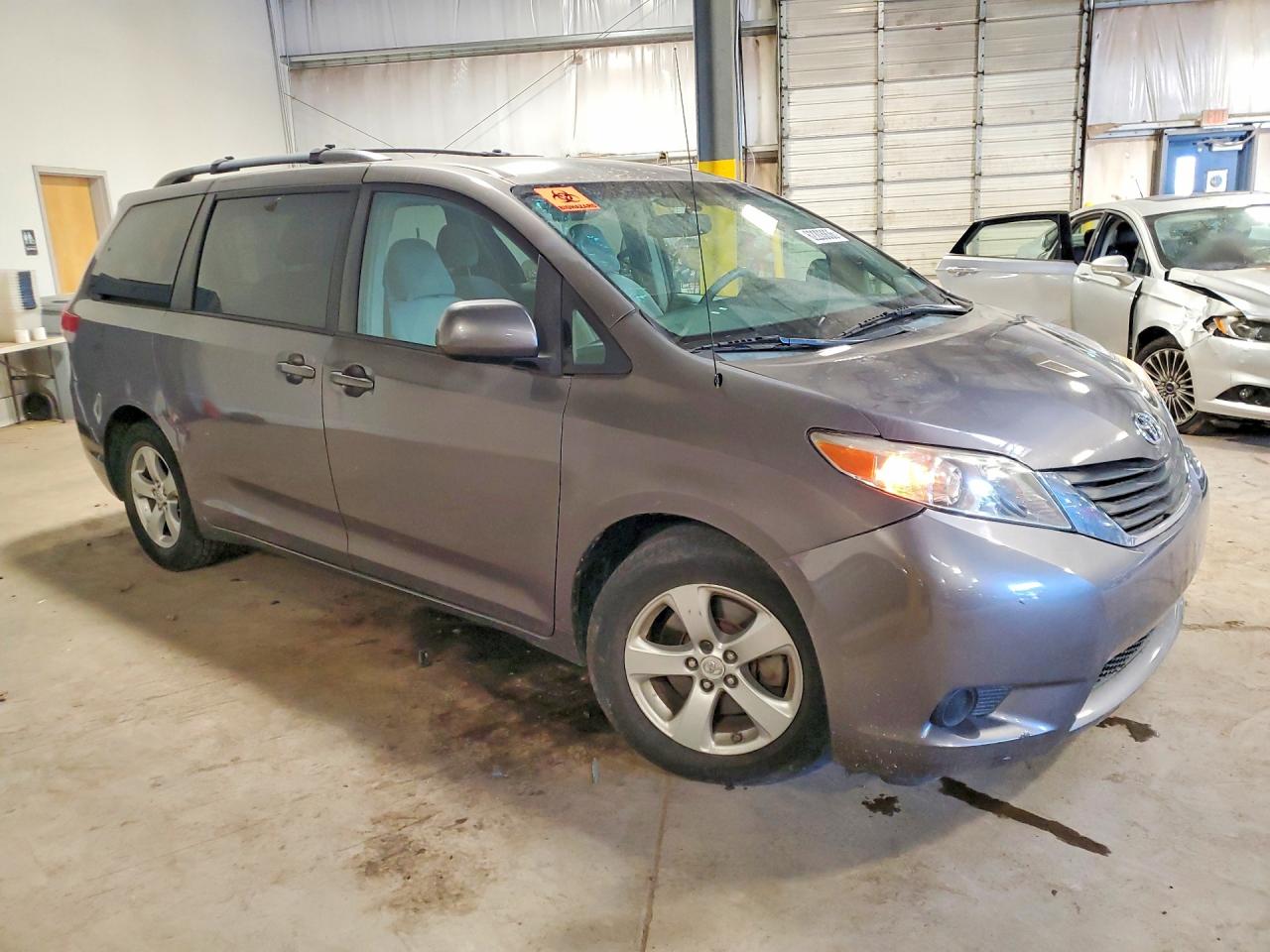 2011 Toyota Sienna Le Gray vin: 5TDKK3DC5BS044083