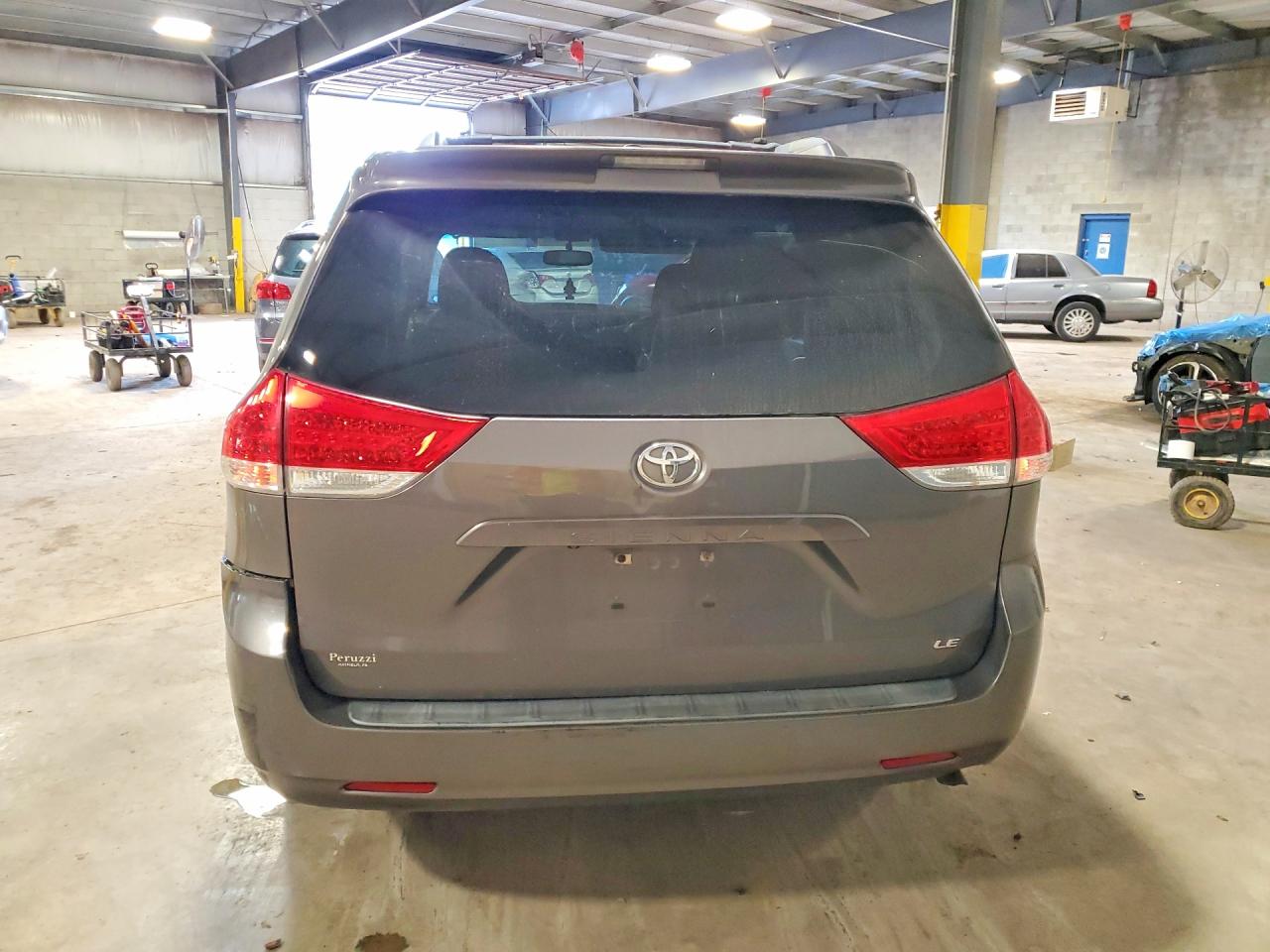 2011 Toyota Sienna Le Gray vin: 5TDKK3DC5BS044083