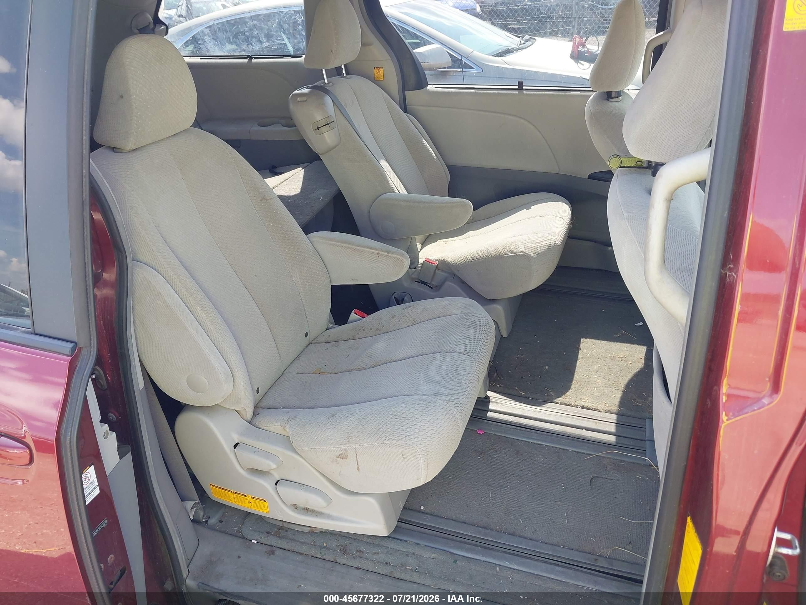 2011 Toyota Sienna Le V6 Maroon vin: 5TDKK3DC5BS052619