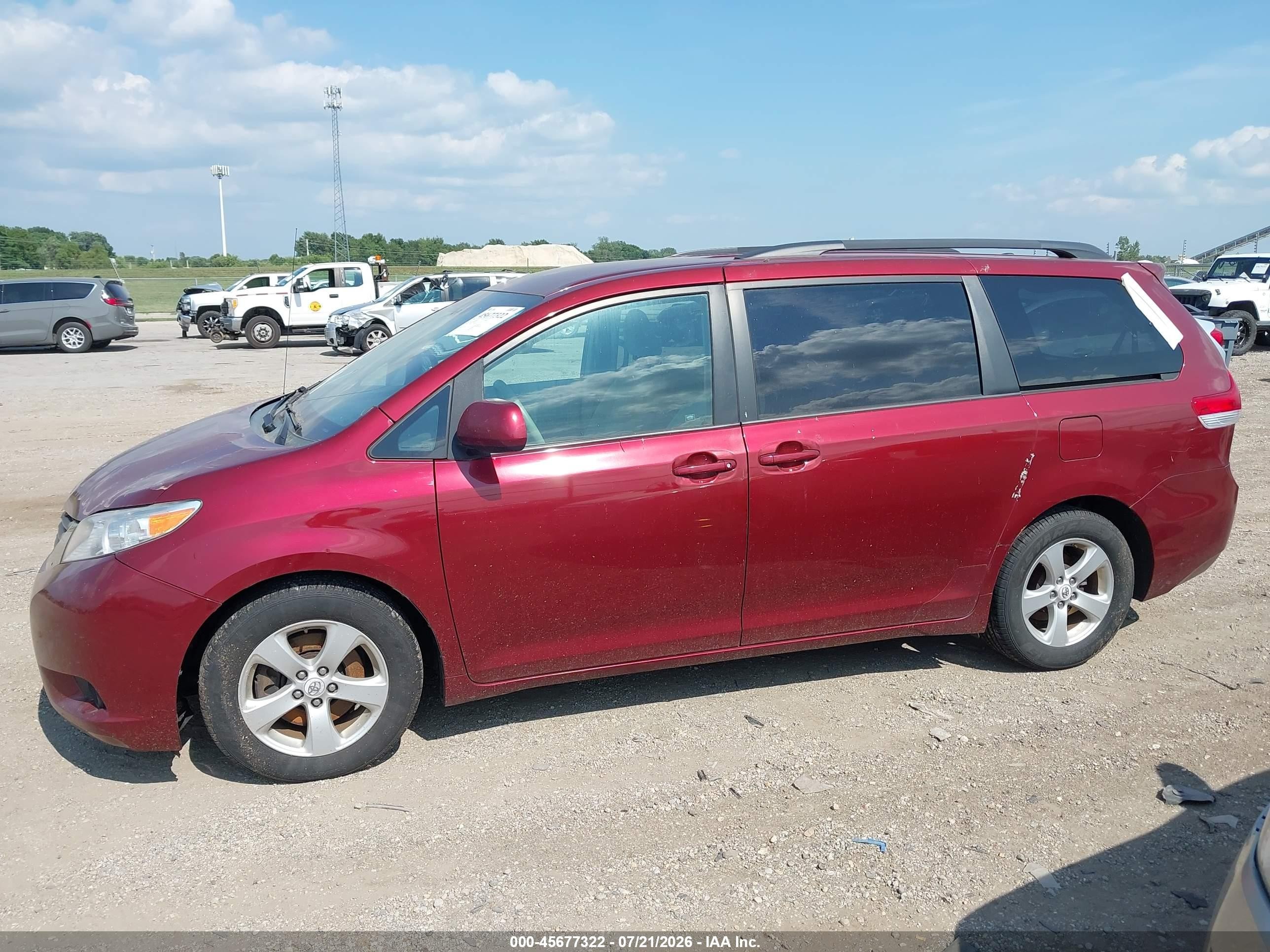 2011 Toyota Sienna Le V6 Maroon vin: 5TDKK3DC5BS052619