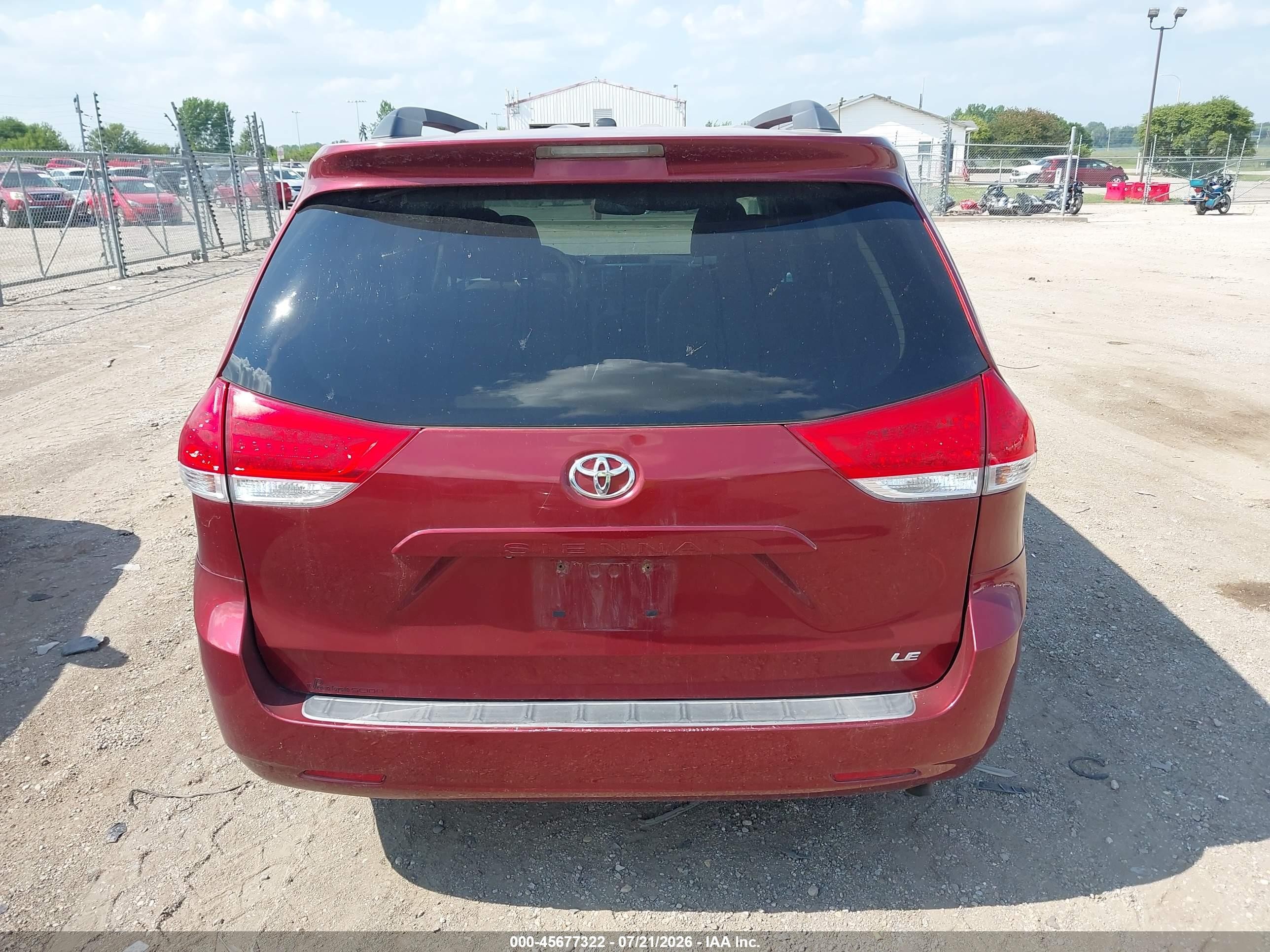 2011 Toyota Sienna Le V6 Maroon vin: 5TDKK3DC5BS052619
