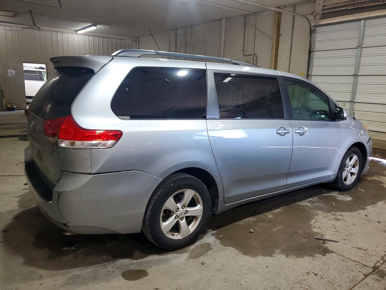 2011 Toyota Sienna Le Silver vin: 5TDKK3DC5BS053480