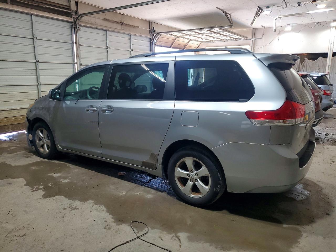 2011 Toyota Sienna Le Silver vin: 5TDKK3DC5BS053480
