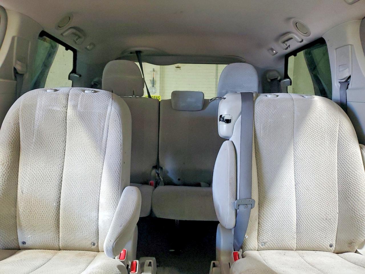 2011 Toyota Sienna Le Silver vin: 5TDKK3DC5BS053480