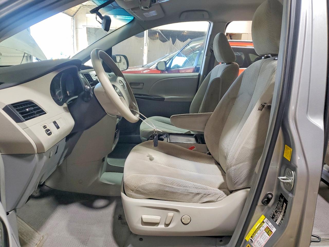 2011 Toyota Sienna Le Silver vin: 5TDKK3DC5BS053480