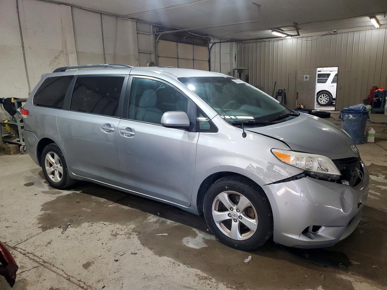 2011 Toyota Sienna Le Silver vin: 5TDKK3DC5BS053480