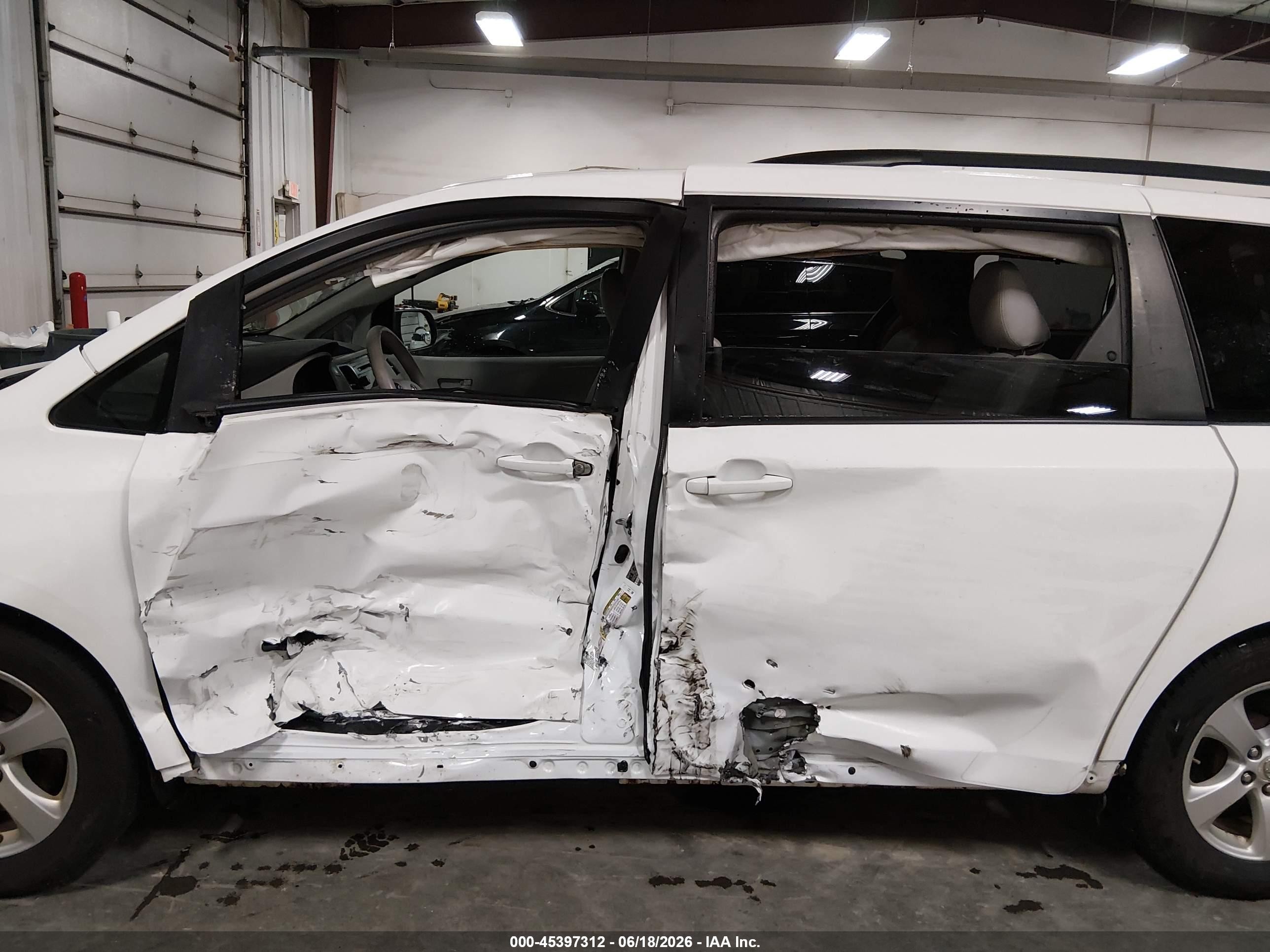 2011 Toyota Sienna Le V6 White vin: 5TDKK3DC5BS057299