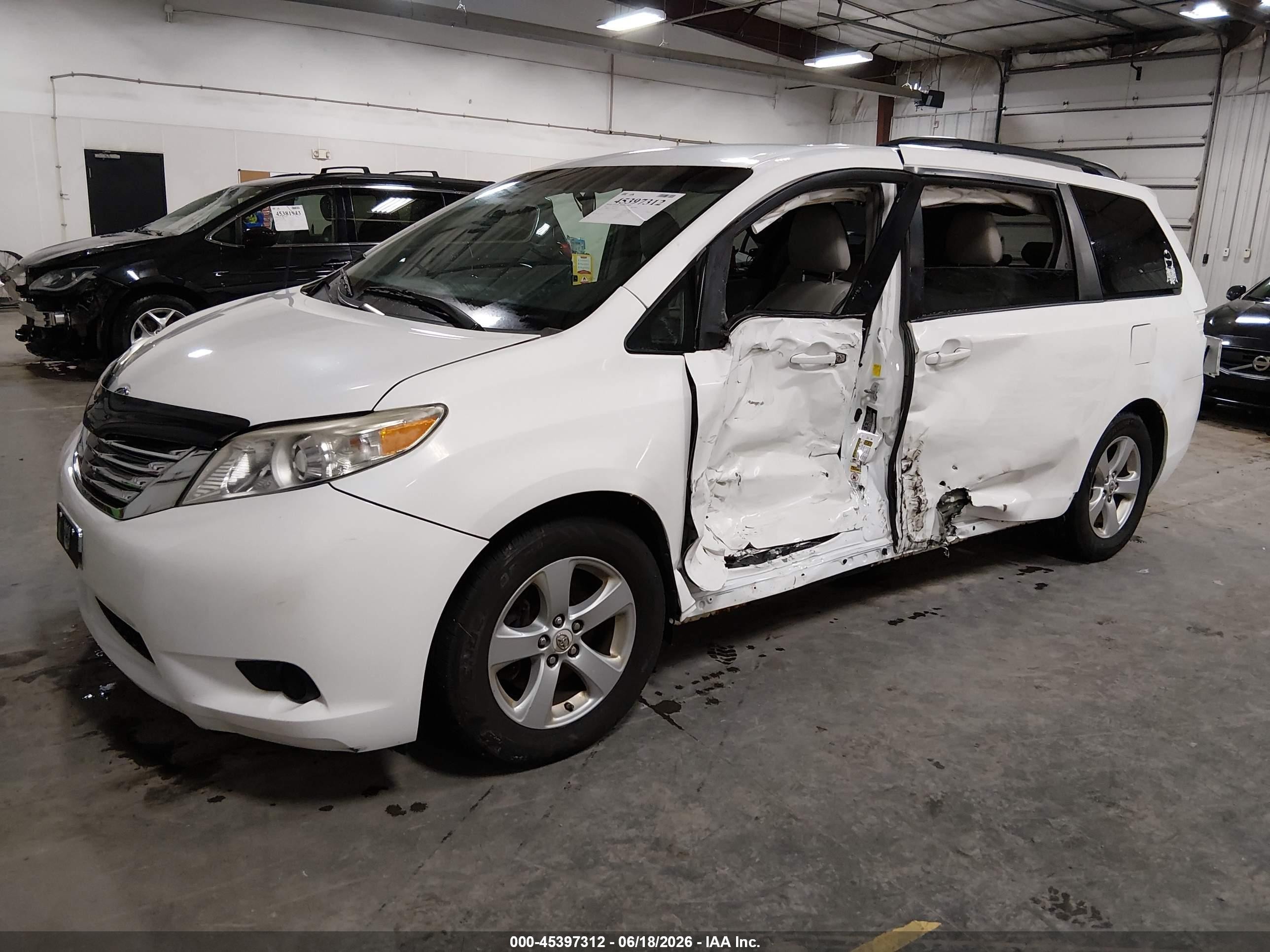 2011 Toyota Sienna Le V6 White vin: 5TDKK3DC5BS057299