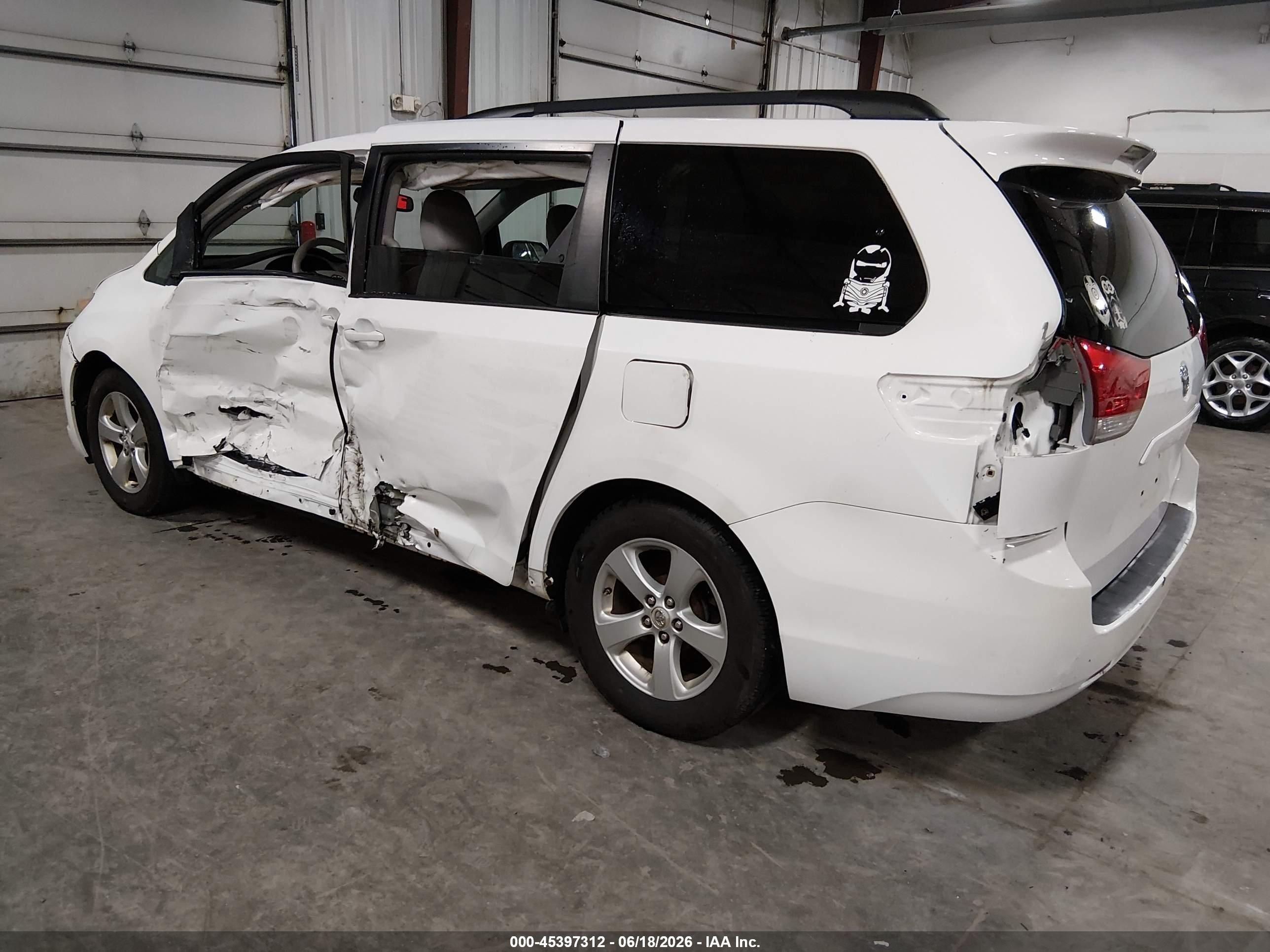 2011 Toyota Sienna Le V6 White vin: 5TDKK3DC5BS057299
