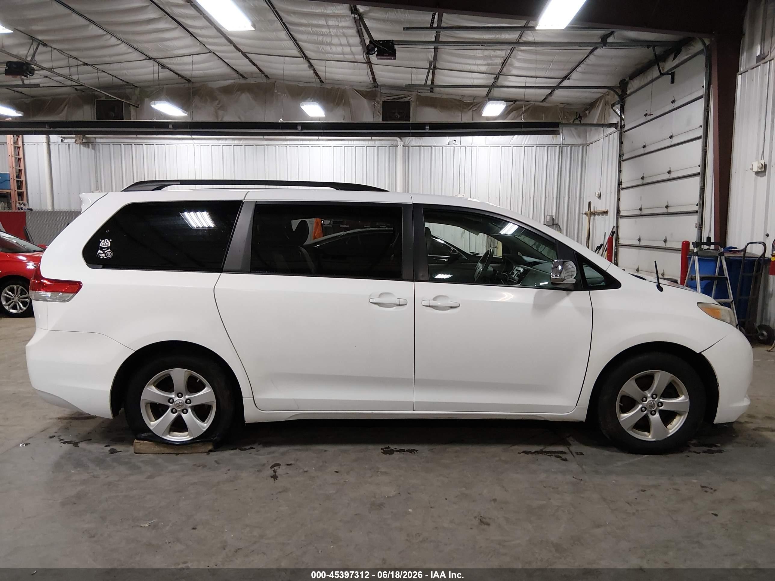 2011 Toyota Sienna Le V6 White vin: 5TDKK3DC5BS057299