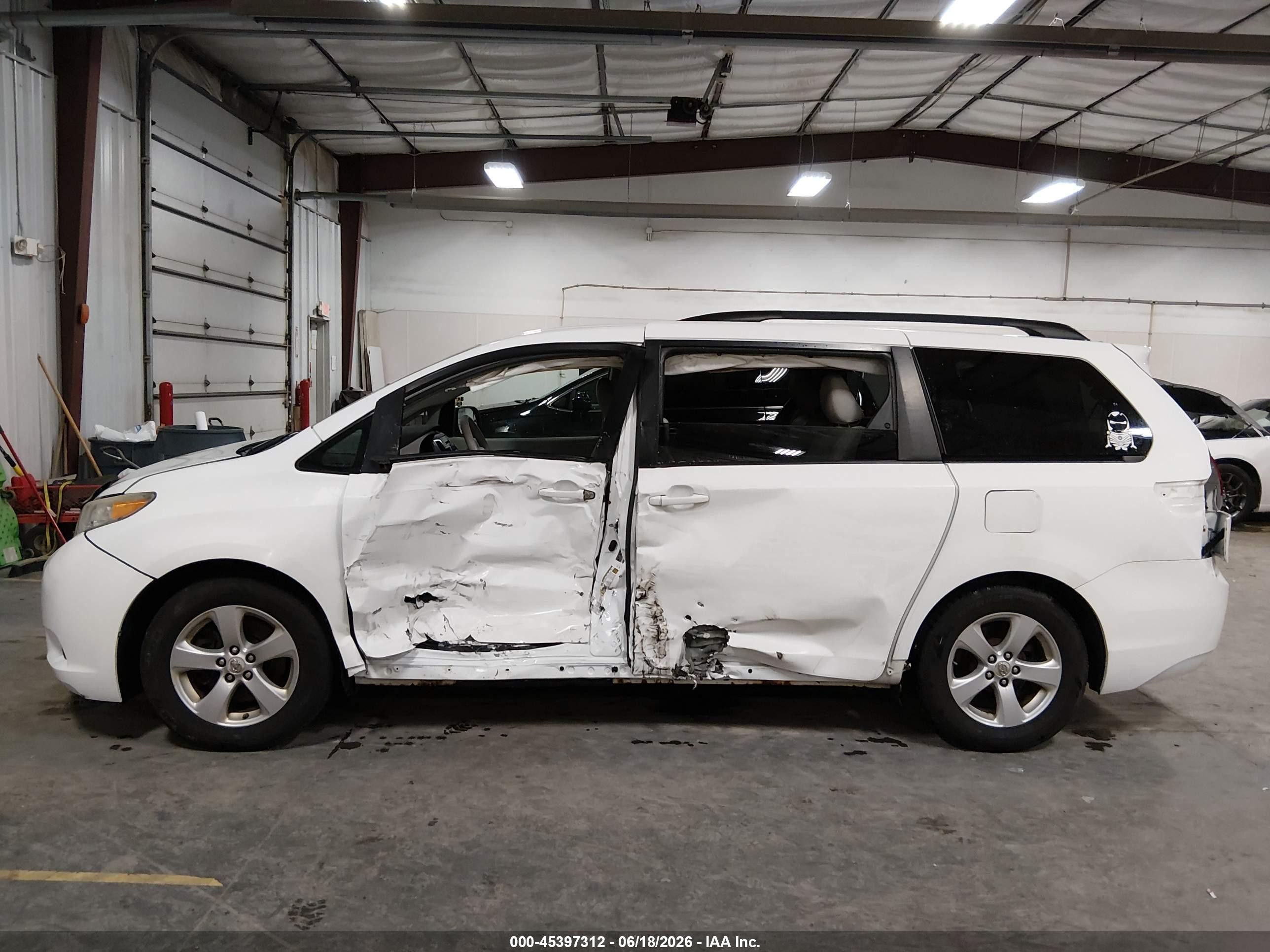 2011 Toyota Sienna Le V6 White vin: 5TDKK3DC5BS057299