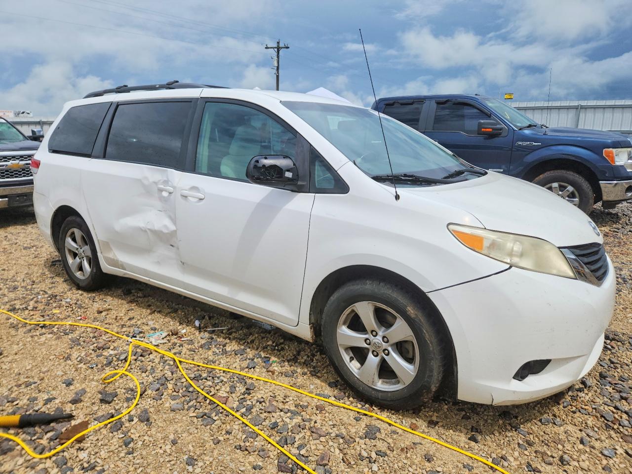 2011 Toyota Sienna Le White vin: 5TDKK3DC5BS058985