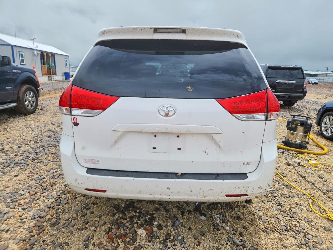 2011 Toyota Sienna Le White vin: 5TDKK3DC5BS058985