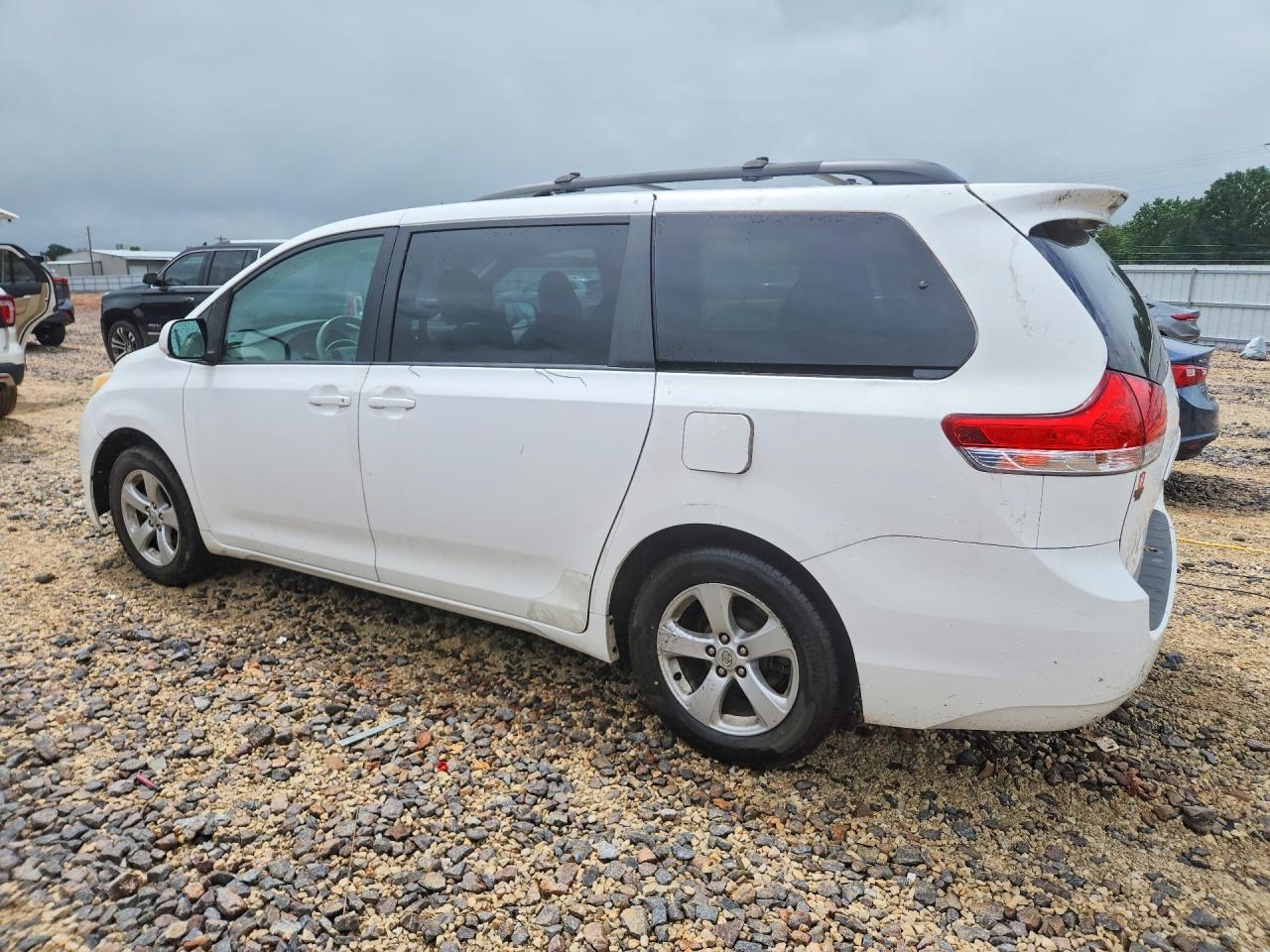 2011 Toyota Sienna Le White vin: 5TDKK3DC5BS058985