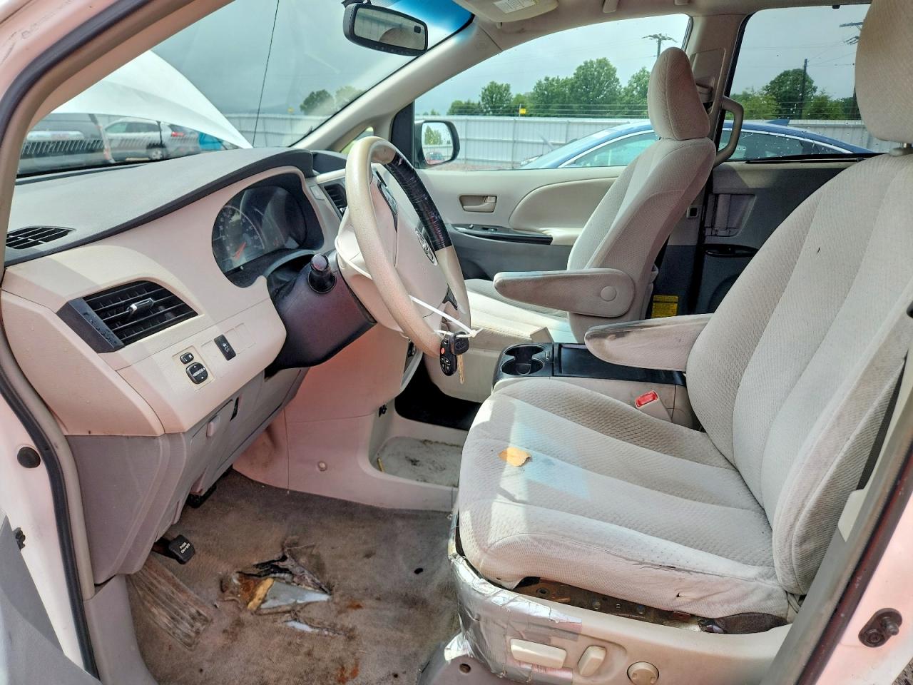 2011 Toyota Sienna Le White vin: 5TDKK3DC5BS058985