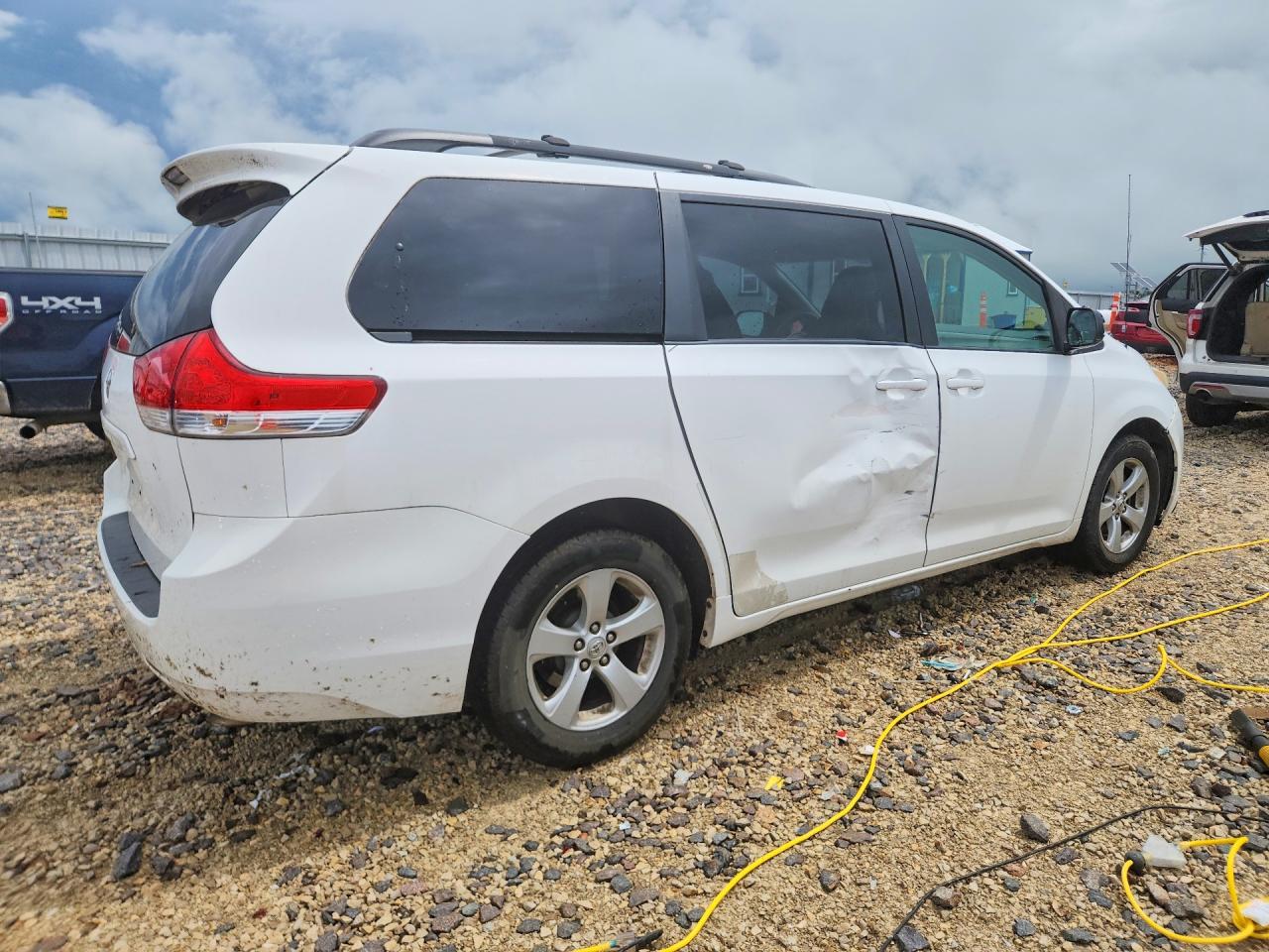 2011 Toyota Sienna Le White vin: 5TDKK3DC5BS058985
