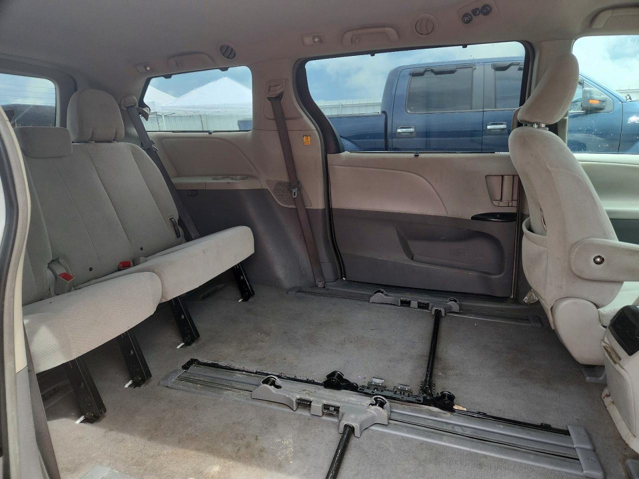 2011 Toyota Sienna Le White vin: 5TDKK3DC5BS058985