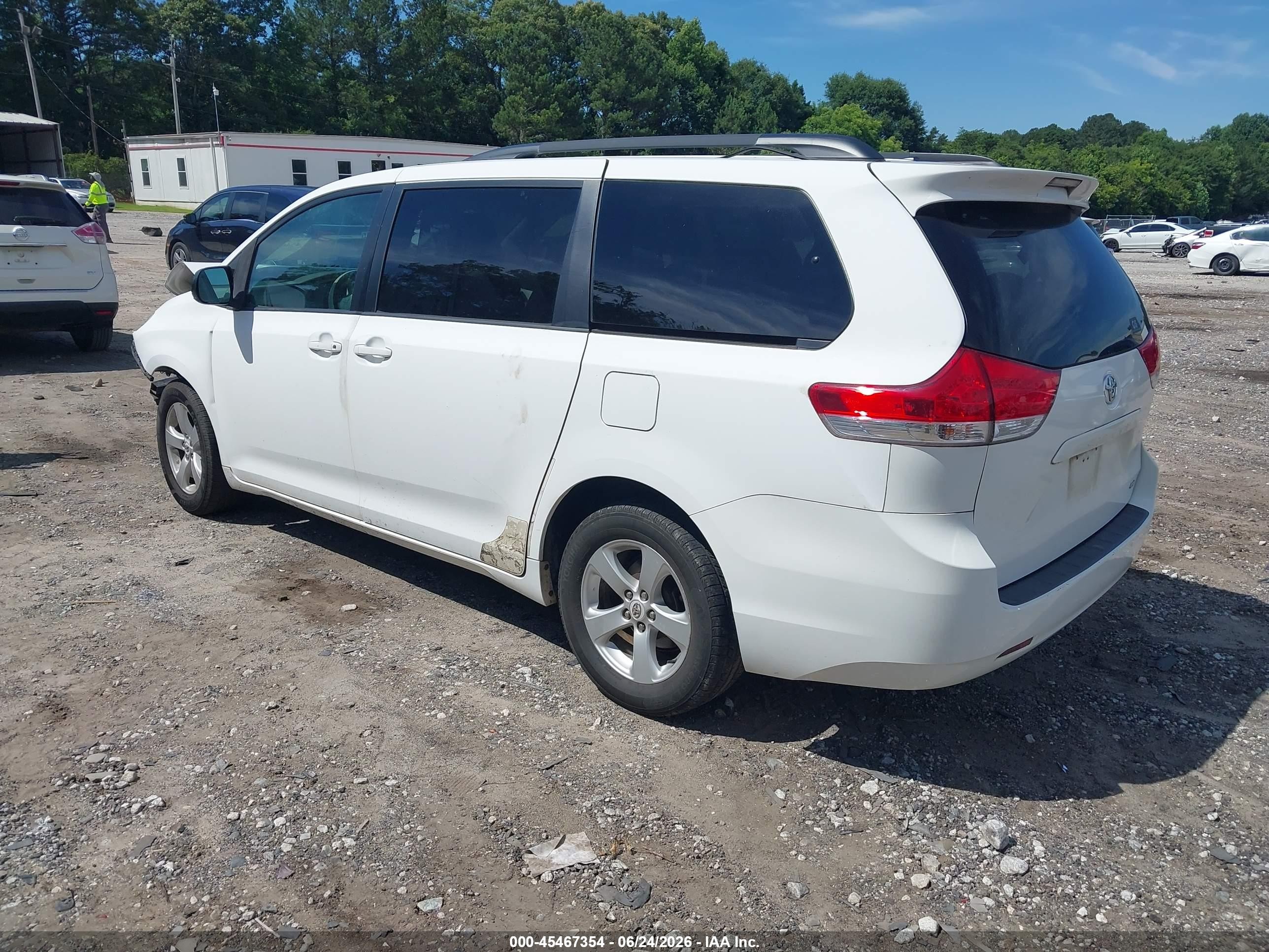 2011 Toyota Sienna Le V6 White vin: 5TDKK3DC5BS073180