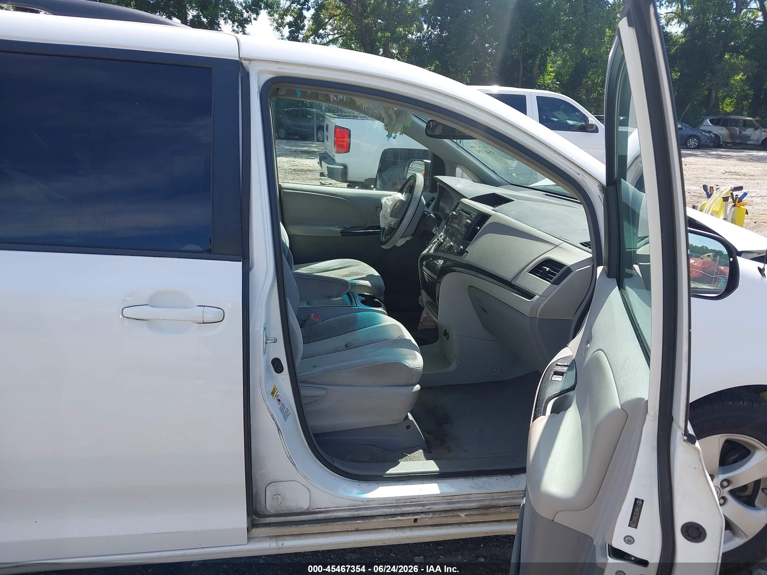 2011 Toyota Sienna Le V6 White vin: 5TDKK3DC5BS073180