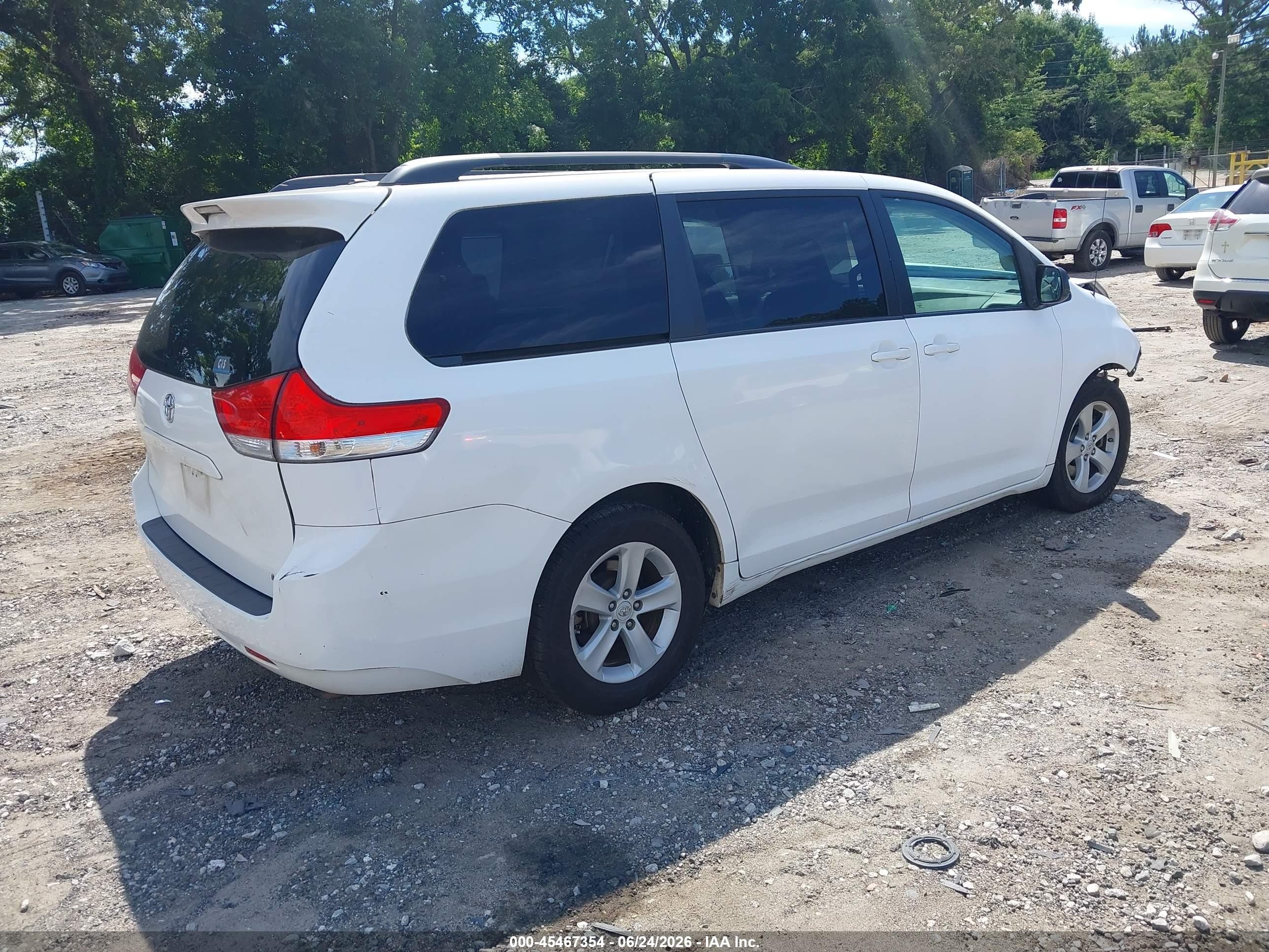 2011 Toyota Sienna Le V6 White vin: 5TDKK3DC5BS073180