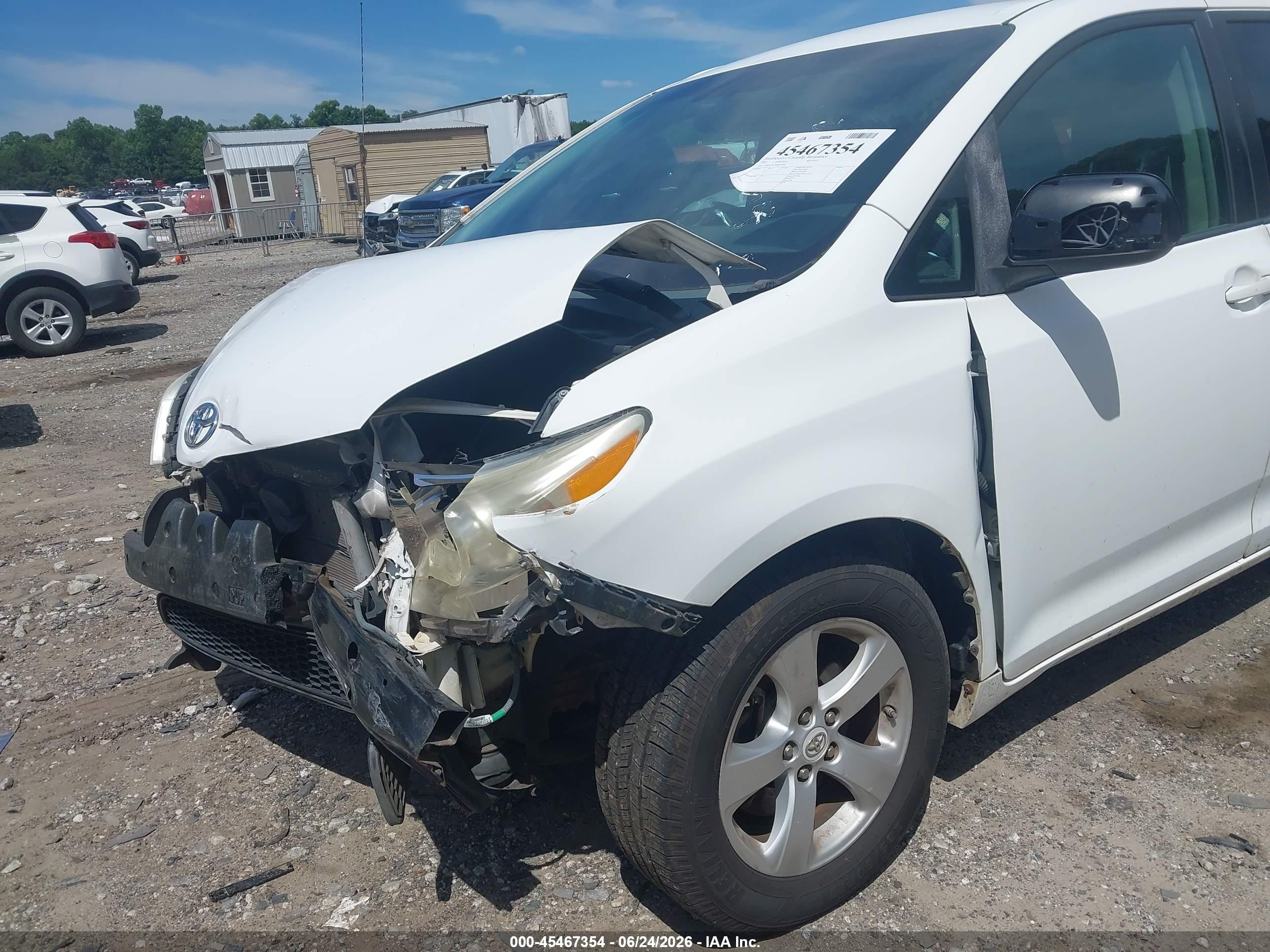 2011 Toyota Sienna Le V6 White vin: 5TDKK3DC5BS073180