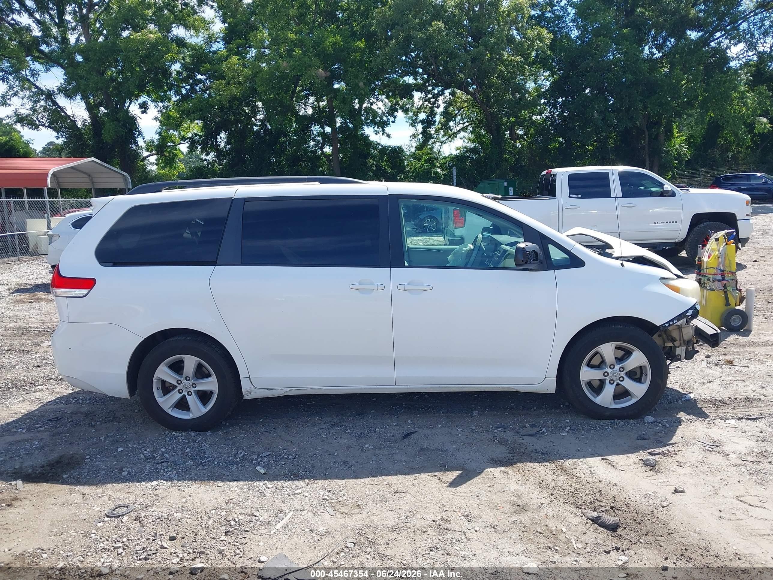 2011 Toyota Sienna Le V6 White vin: 5TDKK3DC5BS073180