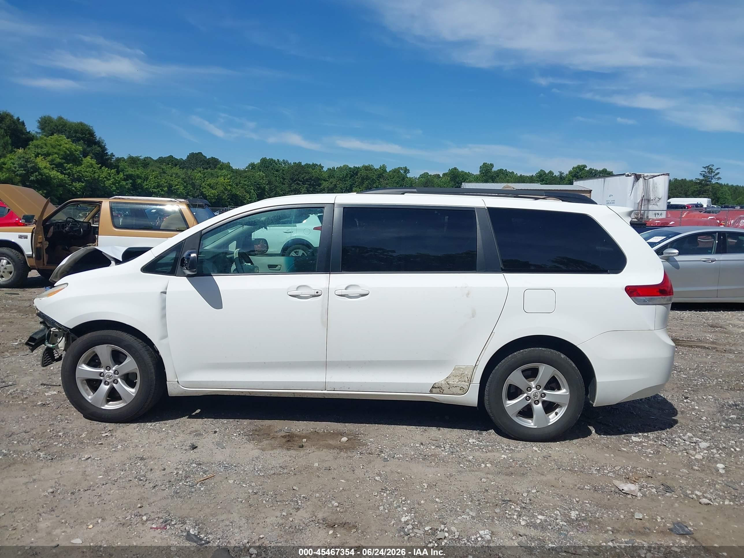 2011 Toyota Sienna Le V6 White vin: 5TDKK3DC5BS073180