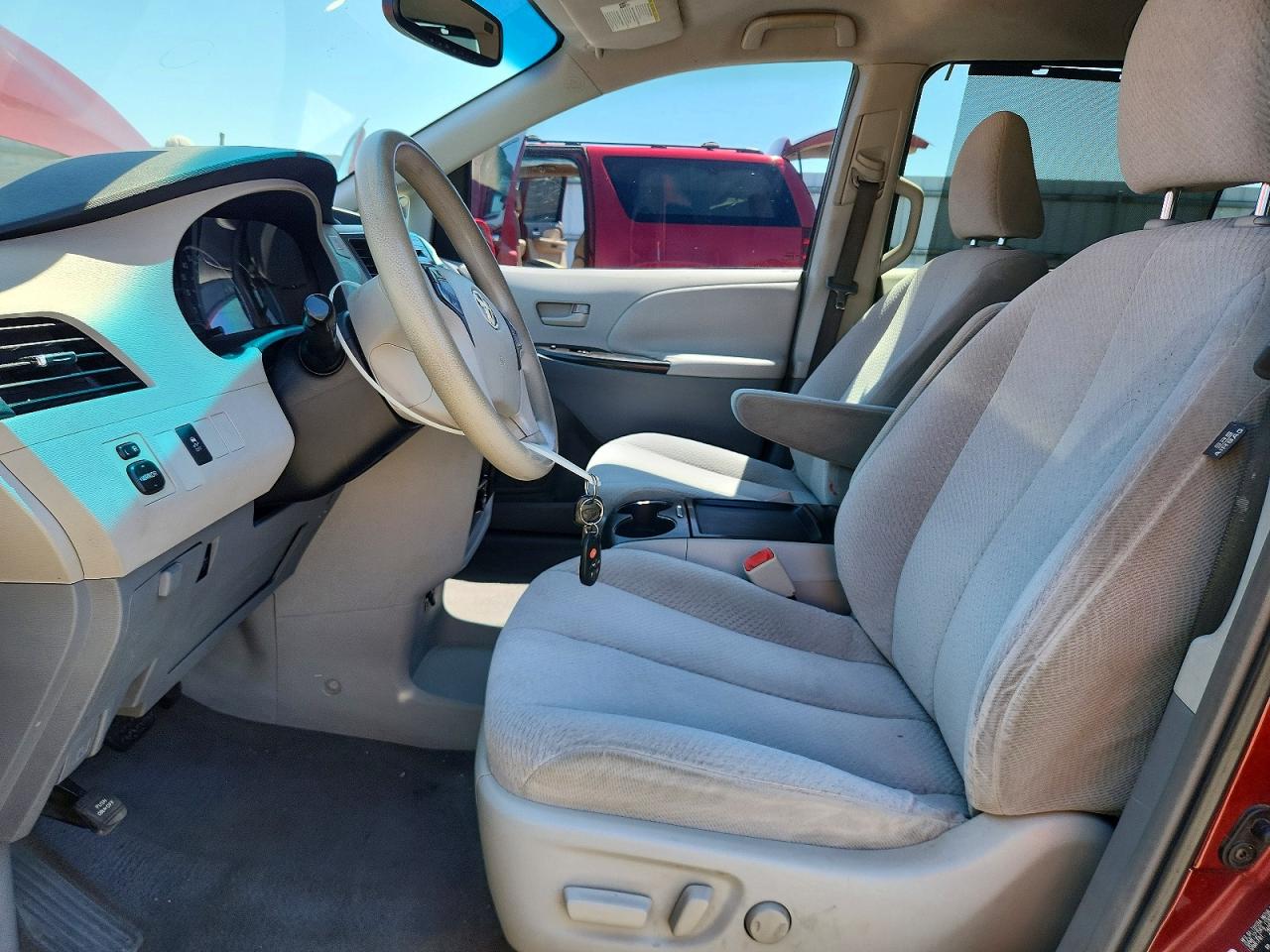 2011 Toyota Sienna Le Red vin: 5TDKK3DC5BS085040