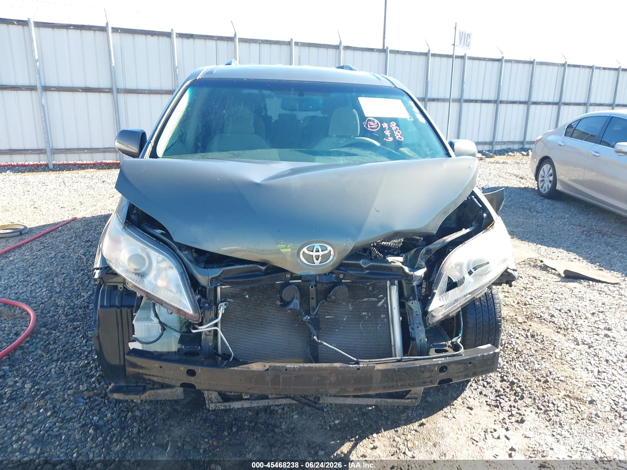 2011 Toyota Sienna Le V6 Зеленый vin: 5TDKK3DC5BS095390