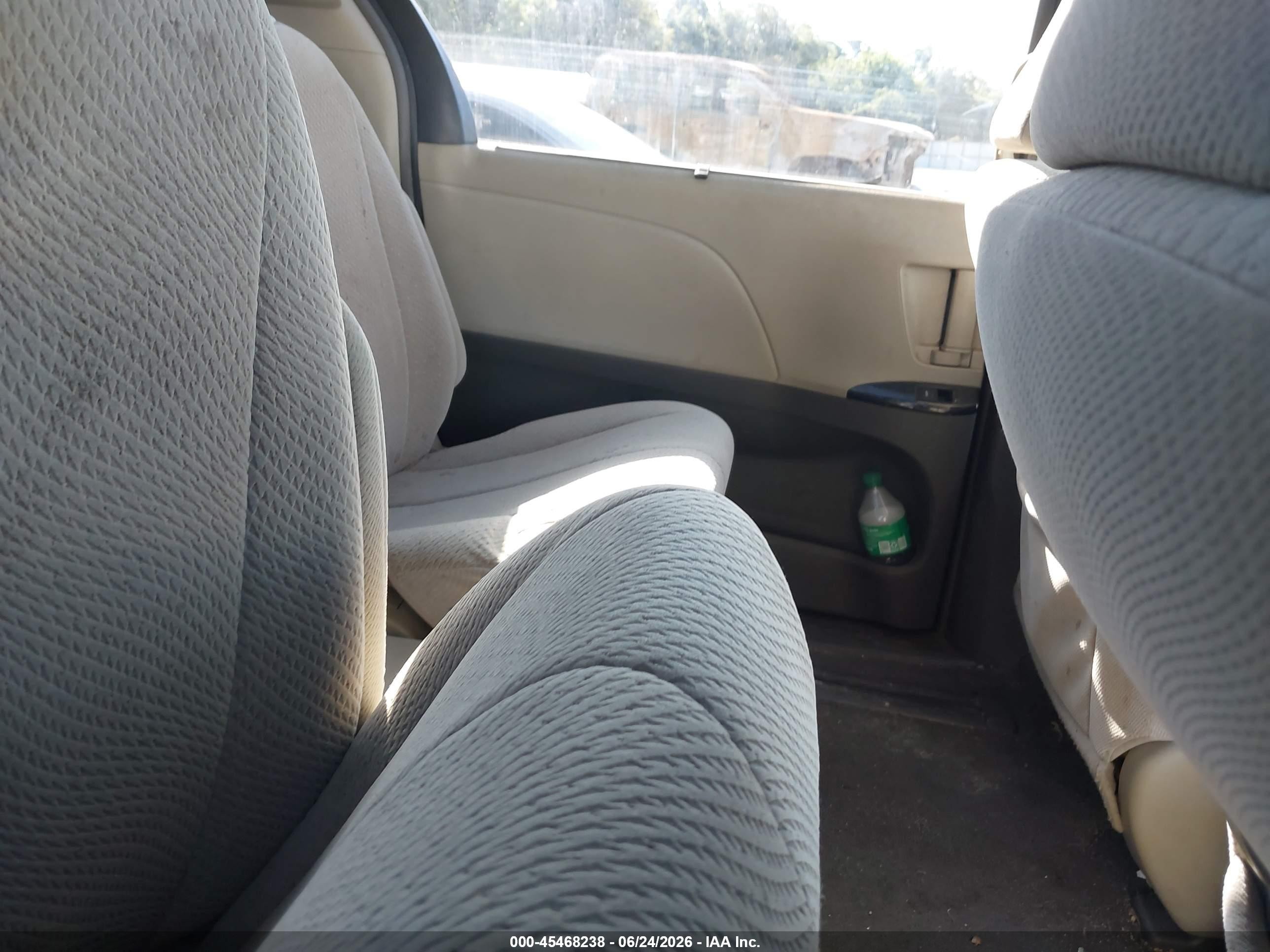 2011 Toyota Sienna Le V6 Зеленый vin: 5TDKK3DC5BS095390