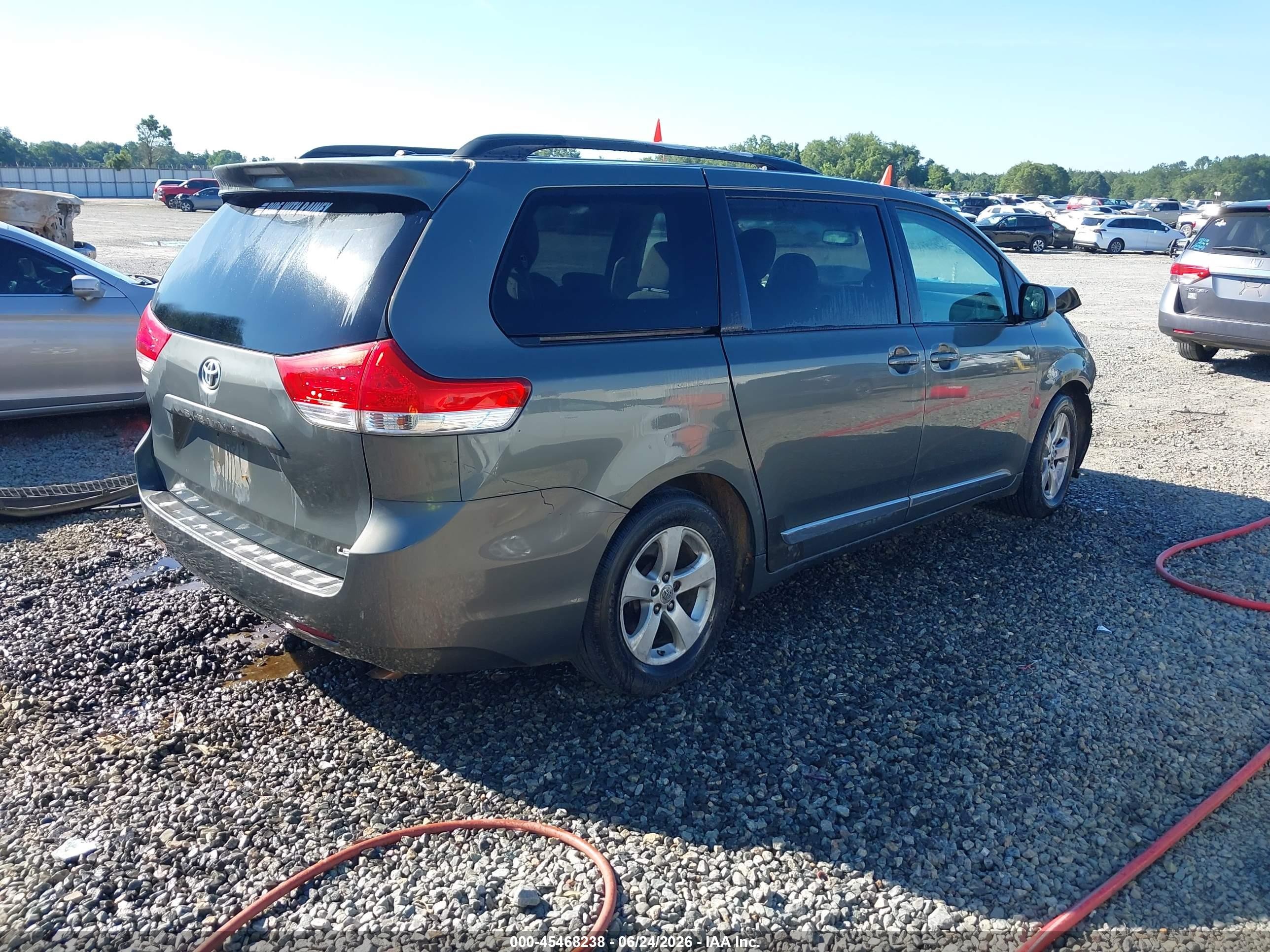 2011 Toyota Sienna Le V6 Зеленый vin: 5TDKK3DC5BS095390