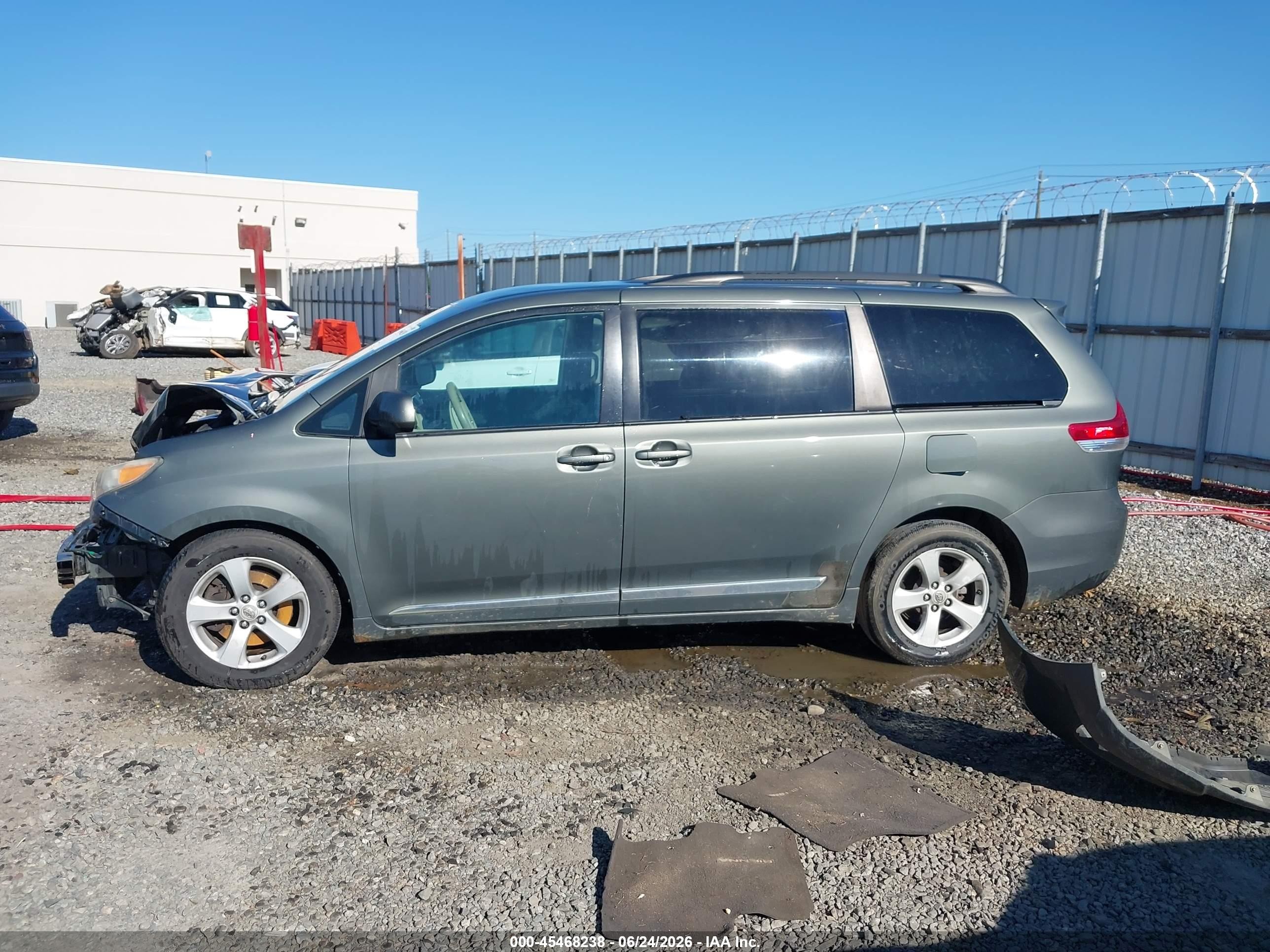 2011 Toyota Sienna Le V6 Зеленый vin: 5TDKK3DC5BS095390