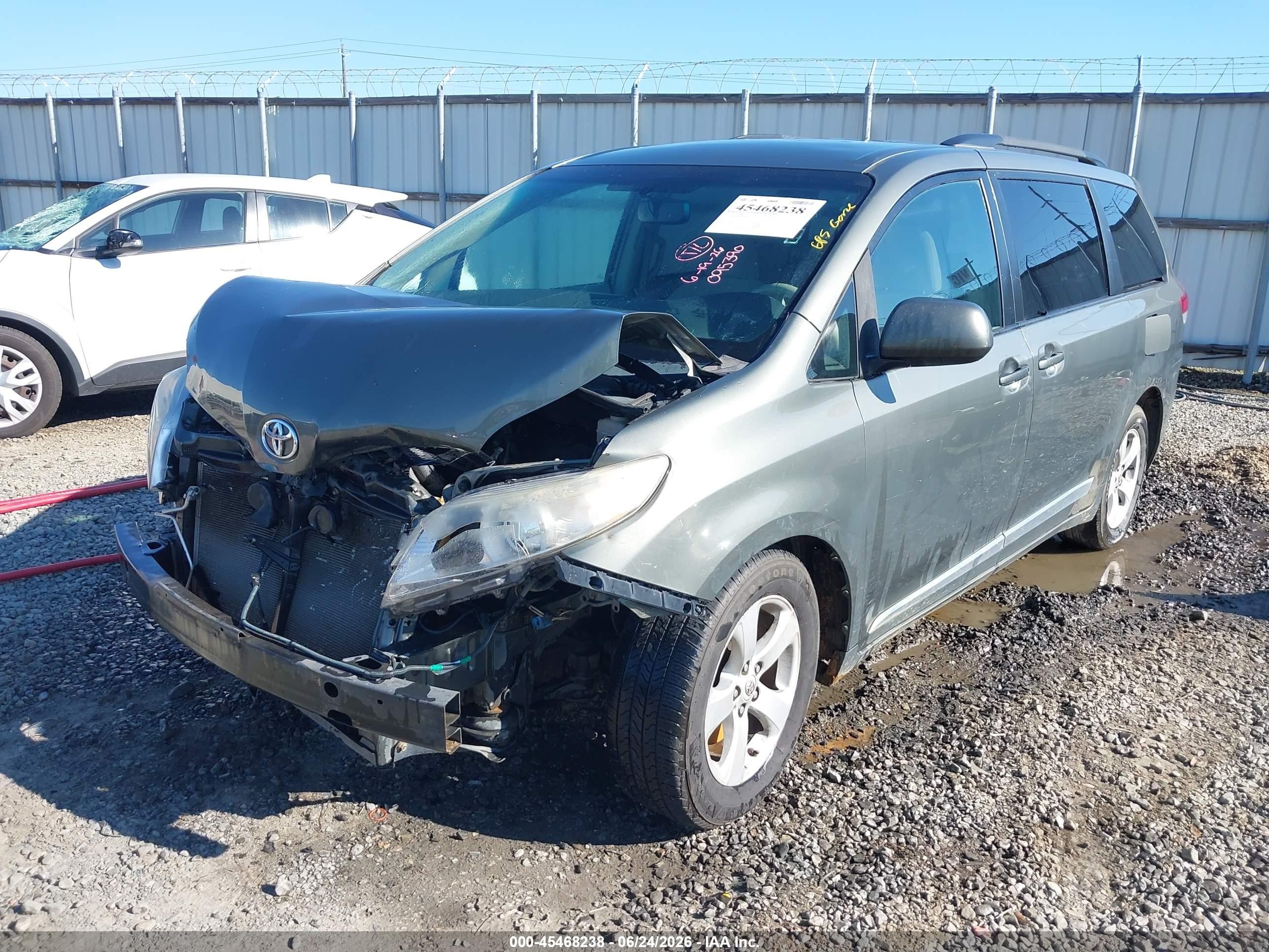 2011 Toyota Sienna Le V6 Зеленый vin: 5TDKK3DC5BS095390
