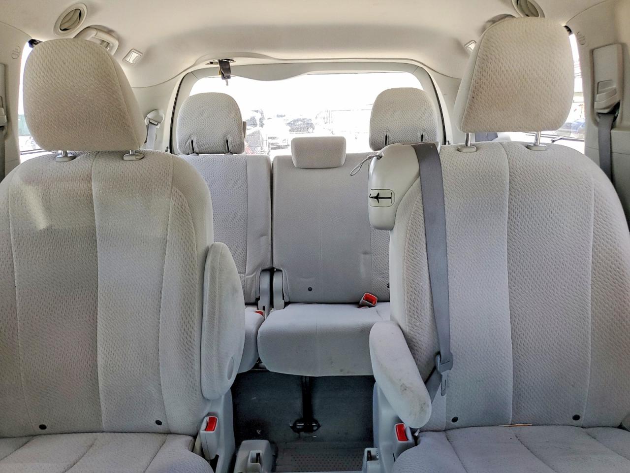 2011 Toyota Sienna Le Black vin: 5TDKK3DC5BS097110