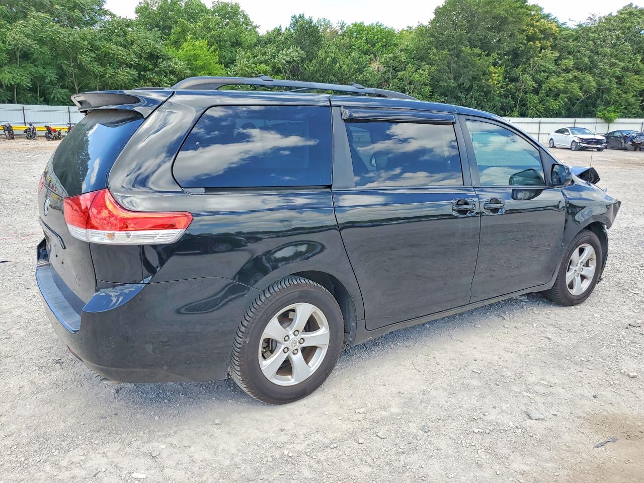 2011 Toyota Sienna Le Black vin: 5TDKK3DC5BS097110