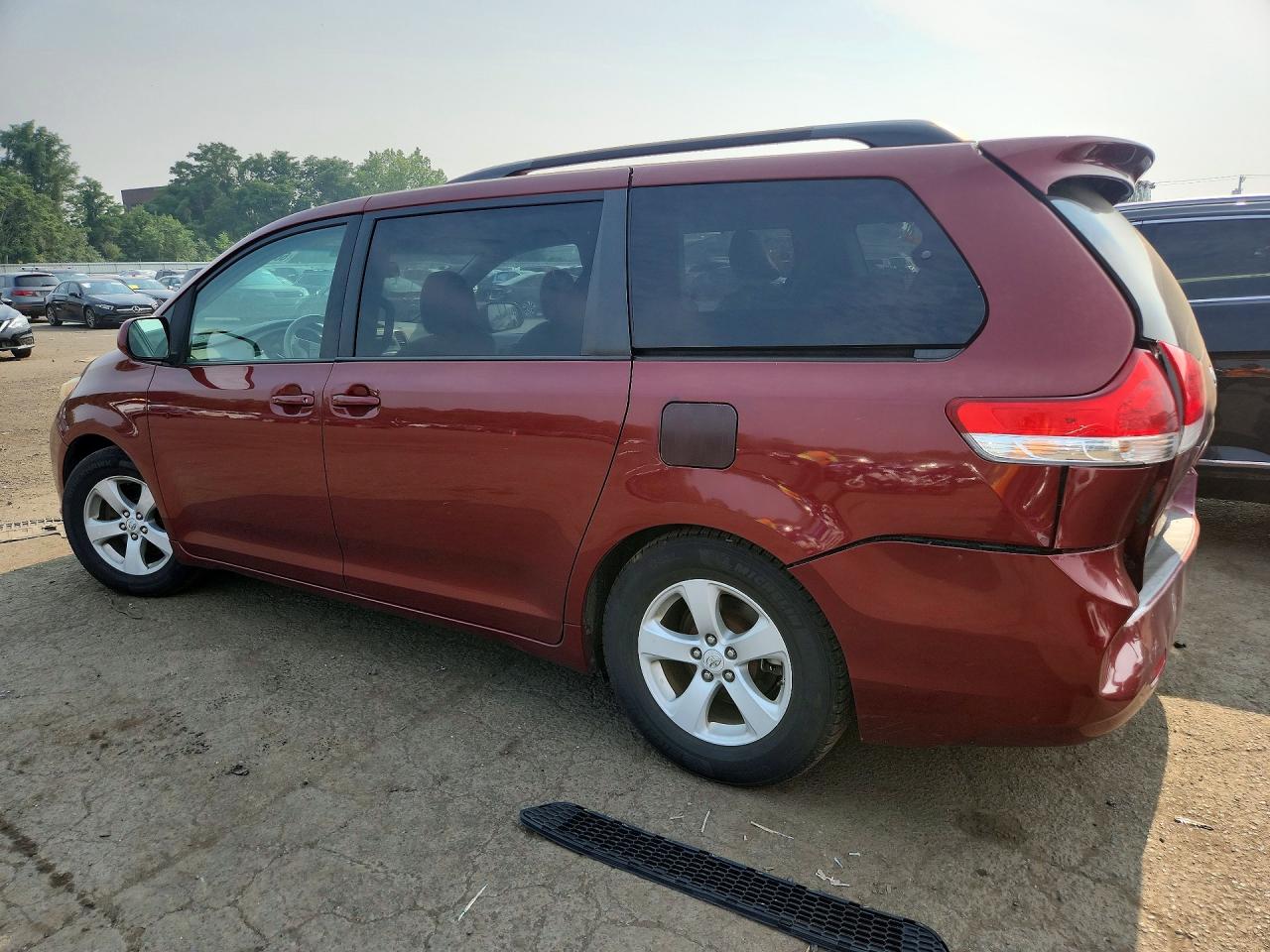 2011 Toyota Sienna Le Бордовый vin: 5TDKK3DC5BS099391