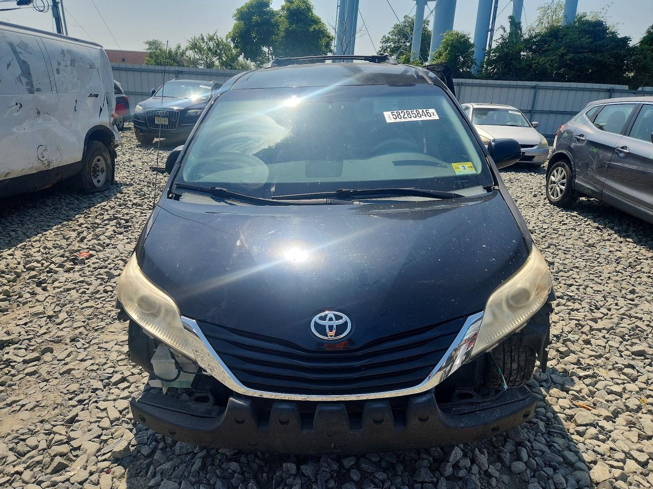 2011 Toyota Sienna Le Black vin: 5TDKK3DC5BS099584