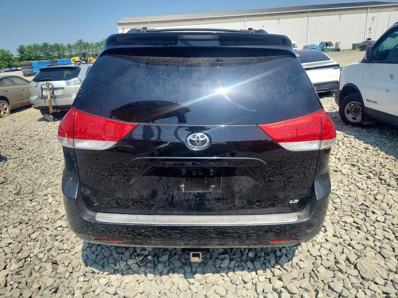 2011 Toyota Sienna Le Black vin: 5TDKK3DC5BS099584