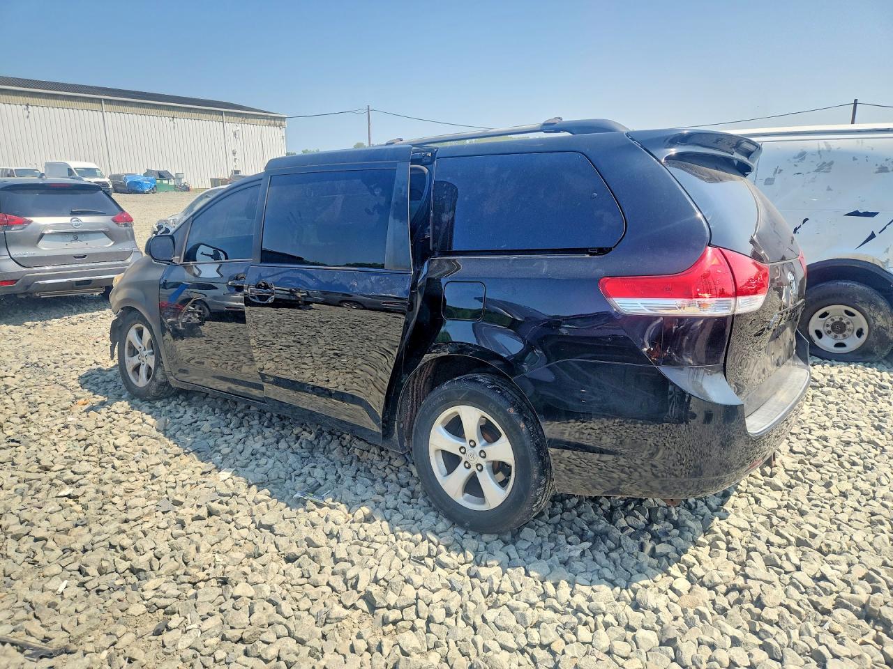 2011 Toyota Sienna Le Black vin: 5TDKK3DC5BS099584