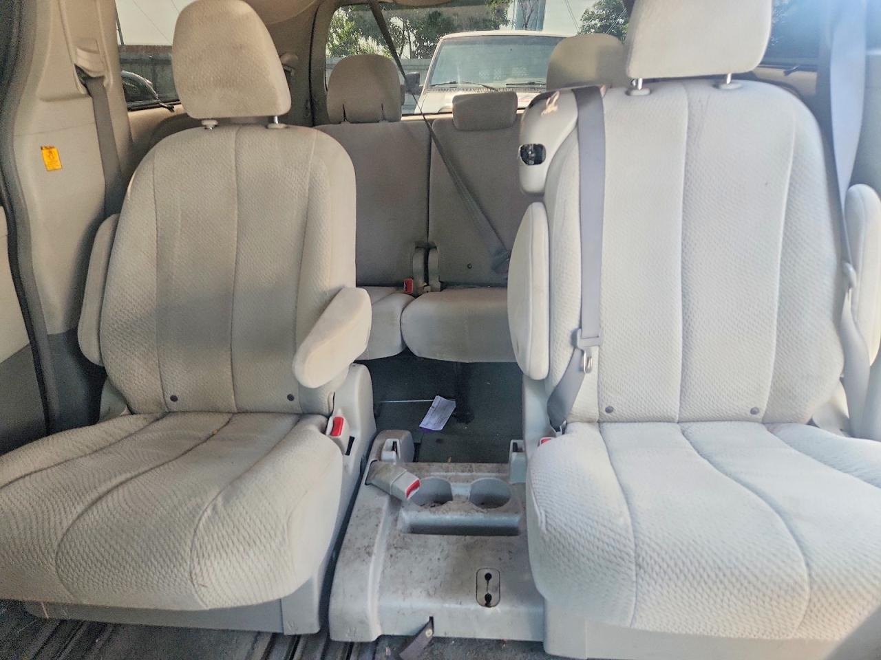2011 Toyota Sienna Le Black vin: 5TDKK3DC5BS099584